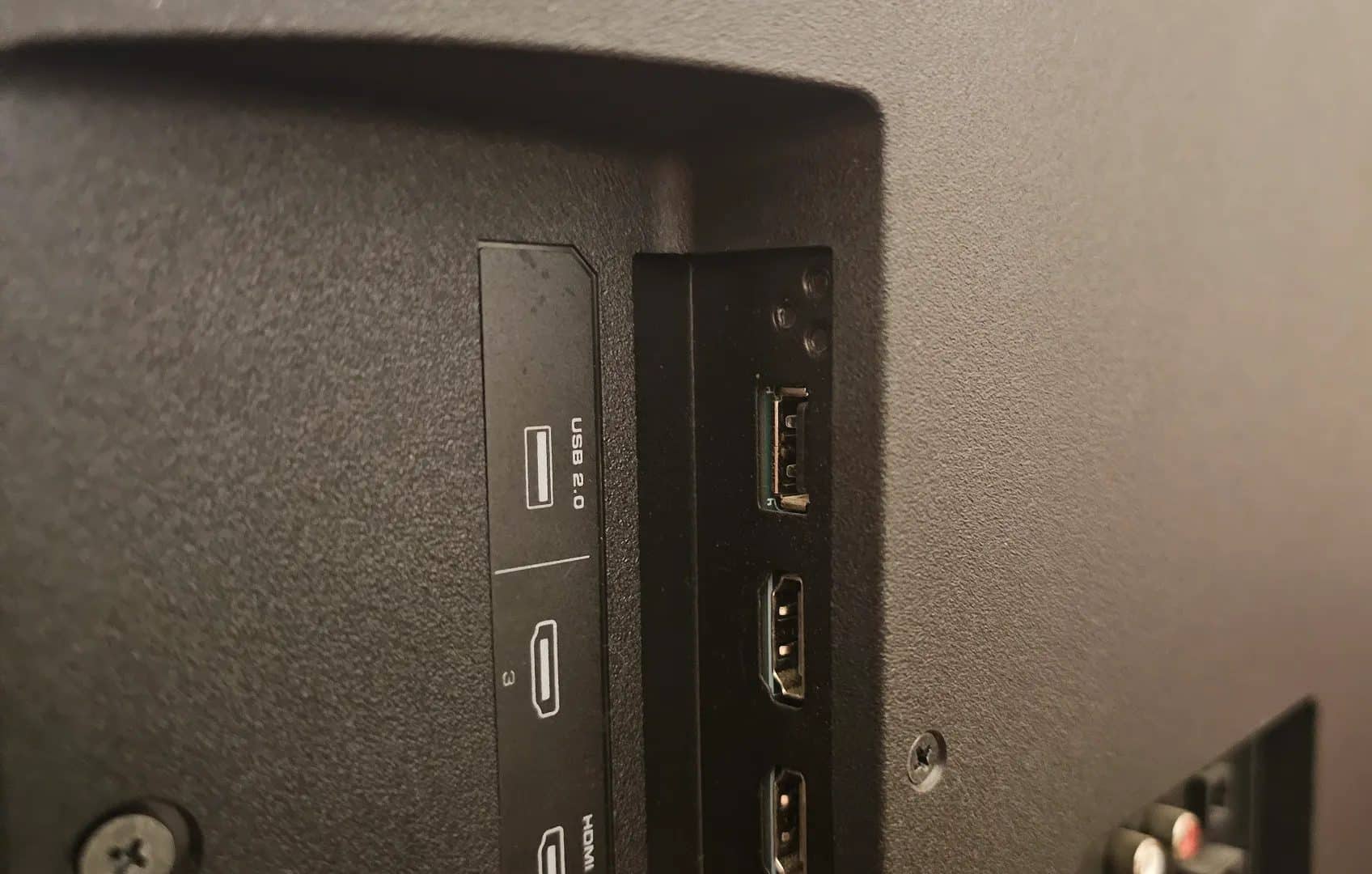 USB 2.0과 HDMI 포트가 보이는 Vizion 스마트 TV 뒷면.