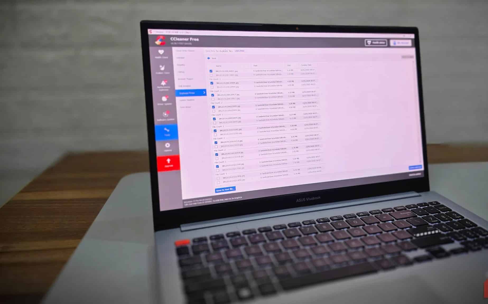 Windows ラップトップで開いている CCleaner アプリケーション