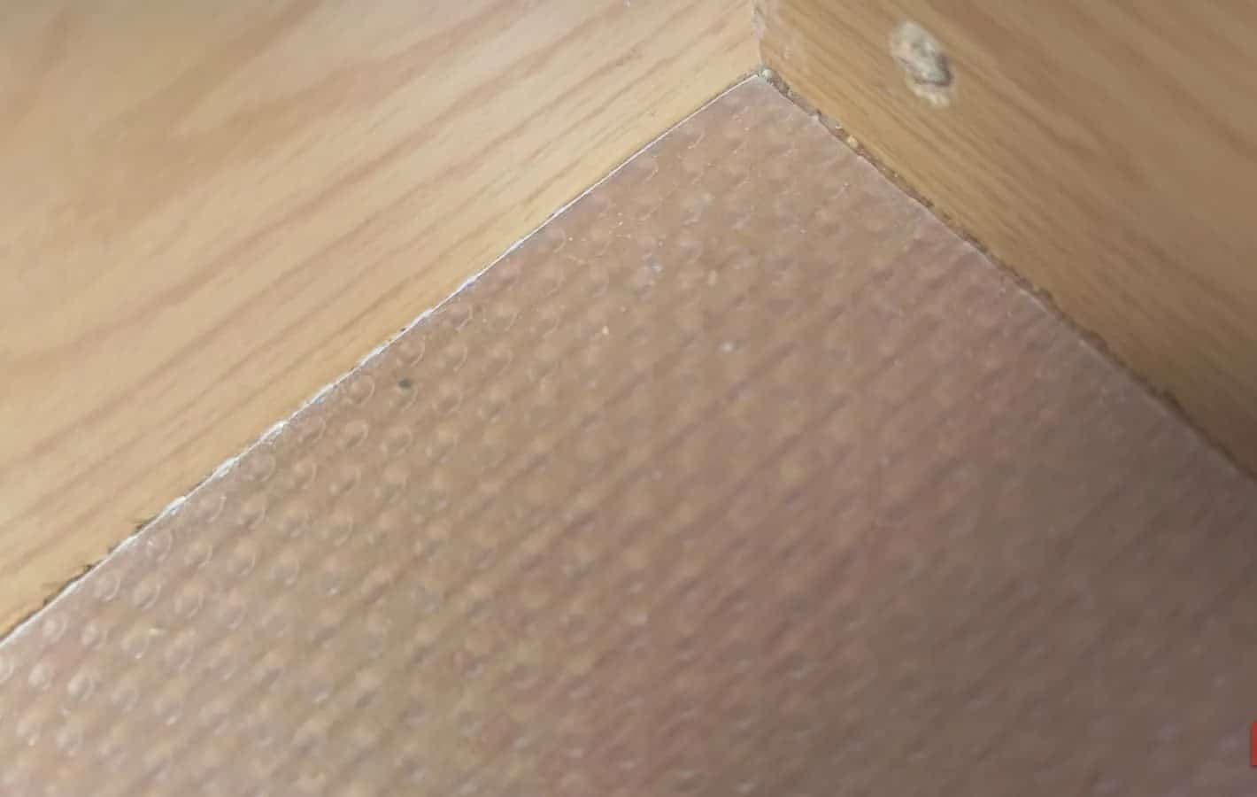 Le coin d'un tiroir avec une doublure en plastique au fond