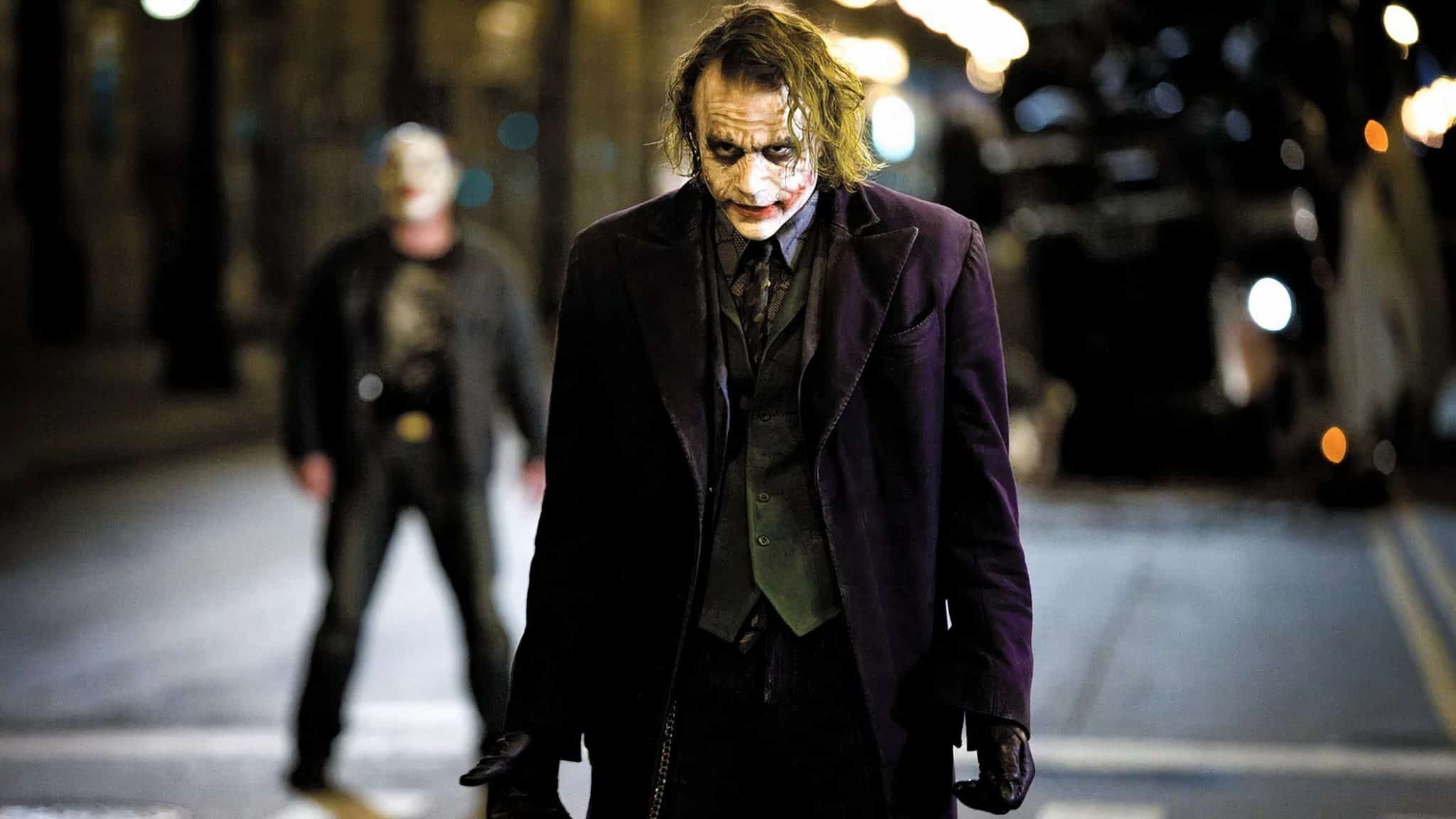 هيث ليدجر بشخصية الجوكر في فيلم The Dark Knight.