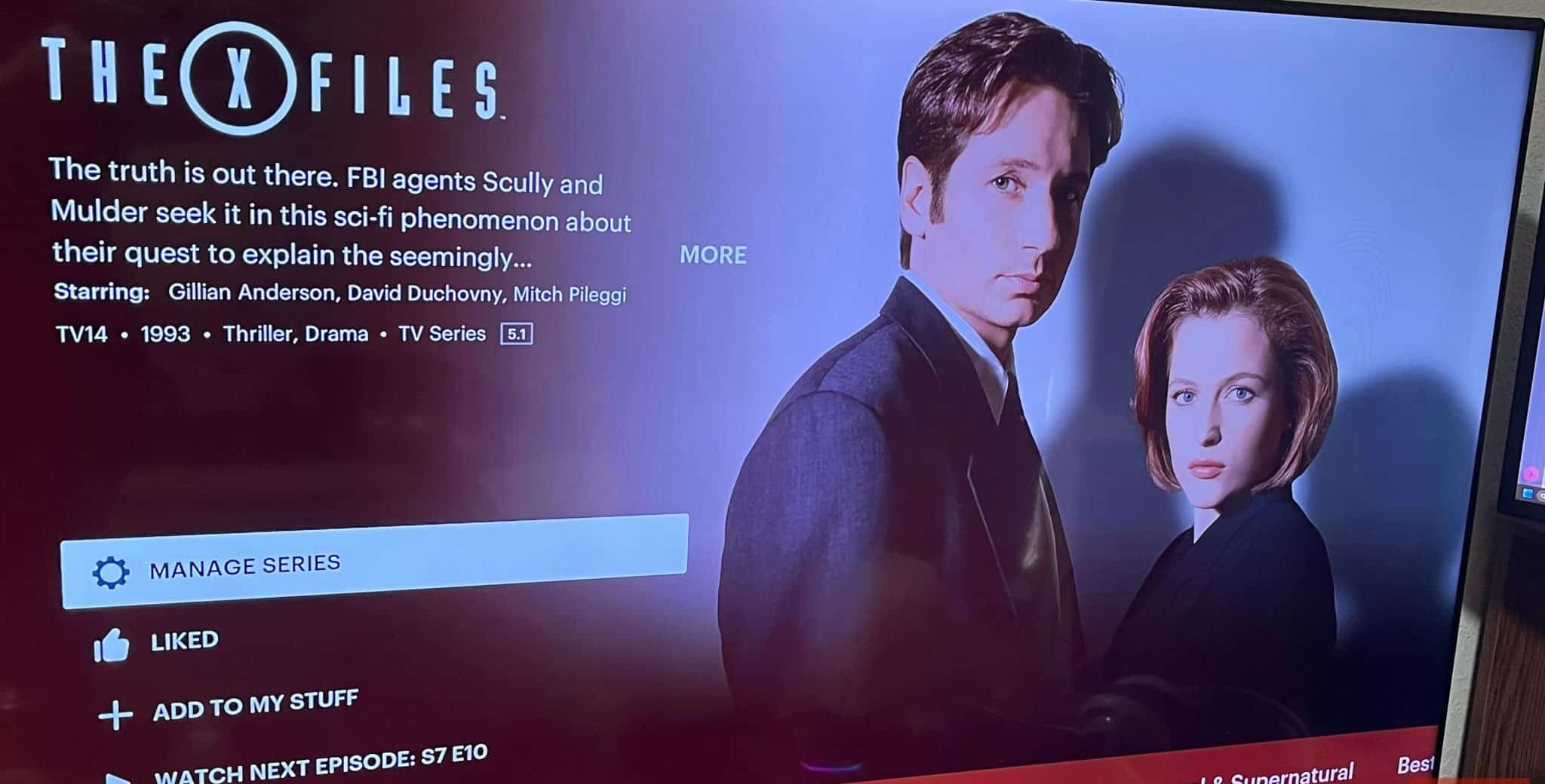 Immagine di una pagina promozionale per X-Files su Hulu con Mulder e Scully.