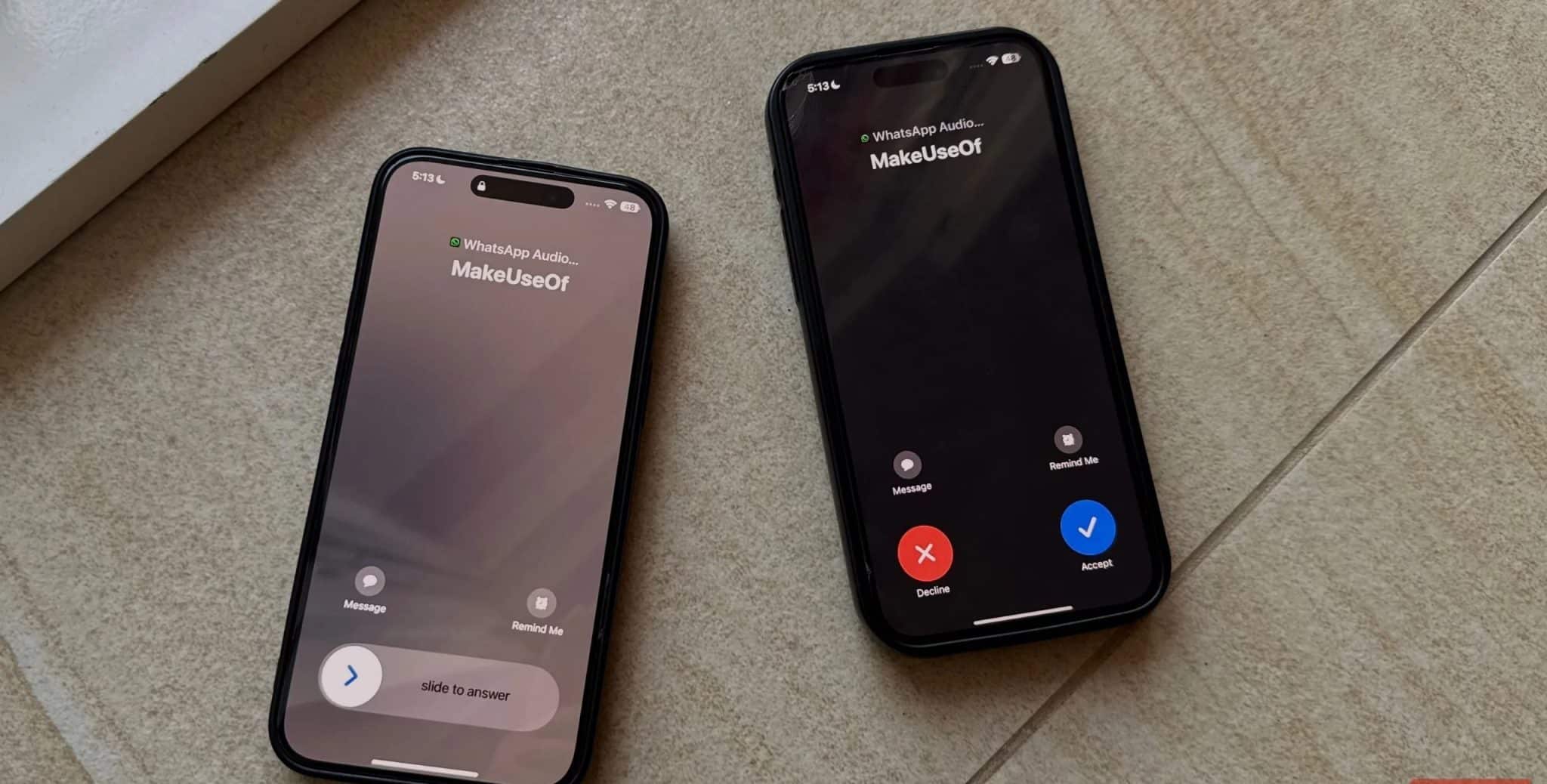 Due iPhone con schermi di chiamata diversi sul pavimento