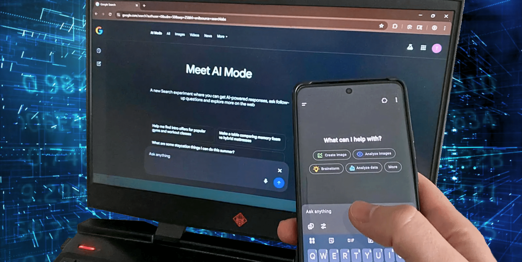 一手握著螢幕上顯示 ChatGPT 的手機，放在螢幕上顯示 Google AI 模式的筆記型電腦前