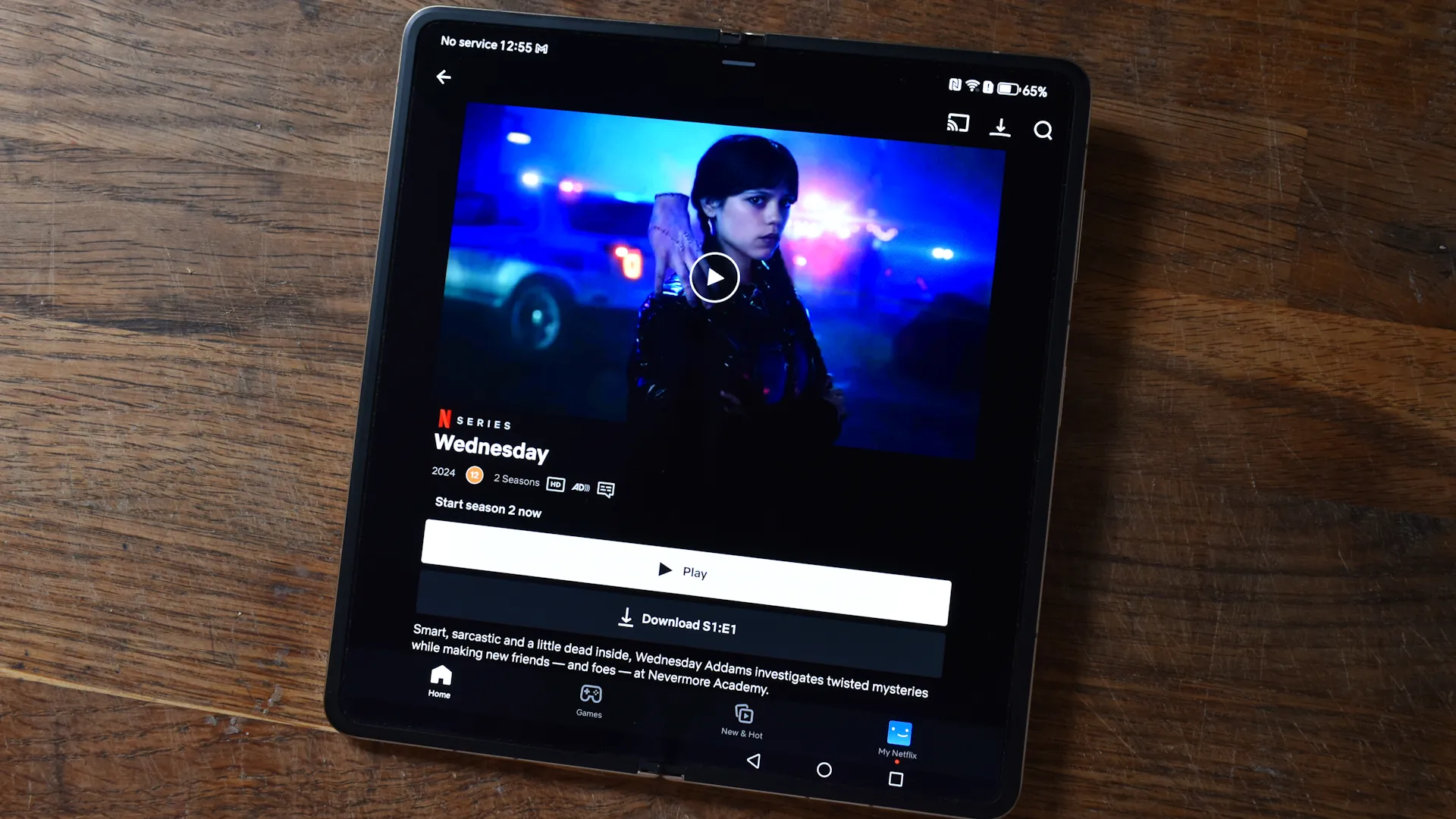 星期三展示 Netflix Honor Magic V5 可折疊智慧型手機。