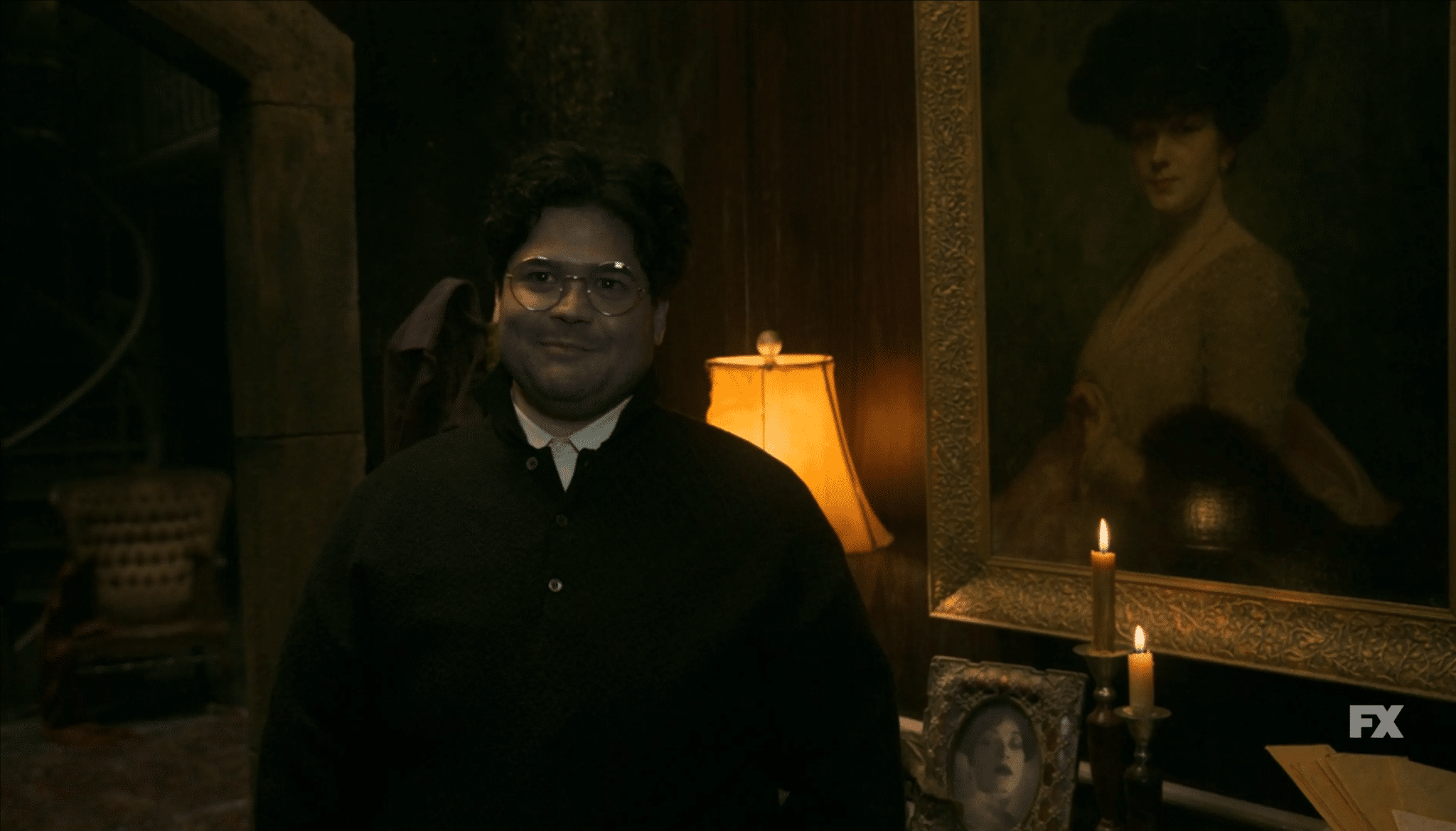 Guillermo di What We Do in the Shadows sorride alla telecamera