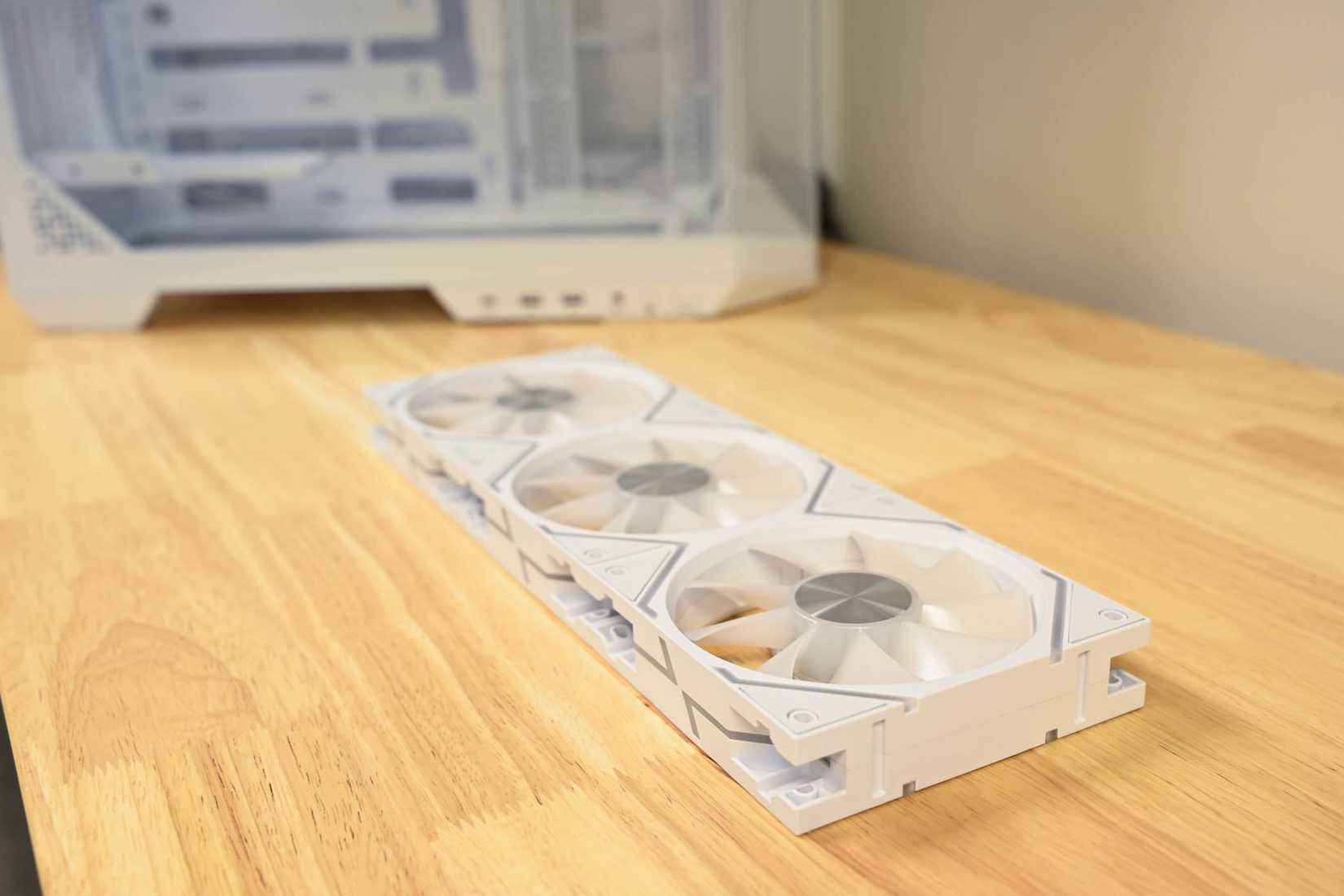 Drie MSI MPG EZ120 ARGB-fans