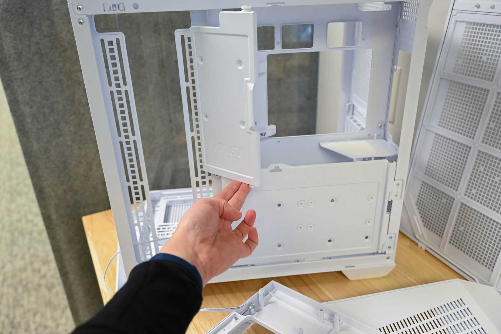 Interne montage van de MSI MAG PANO 100L computerbehuizing