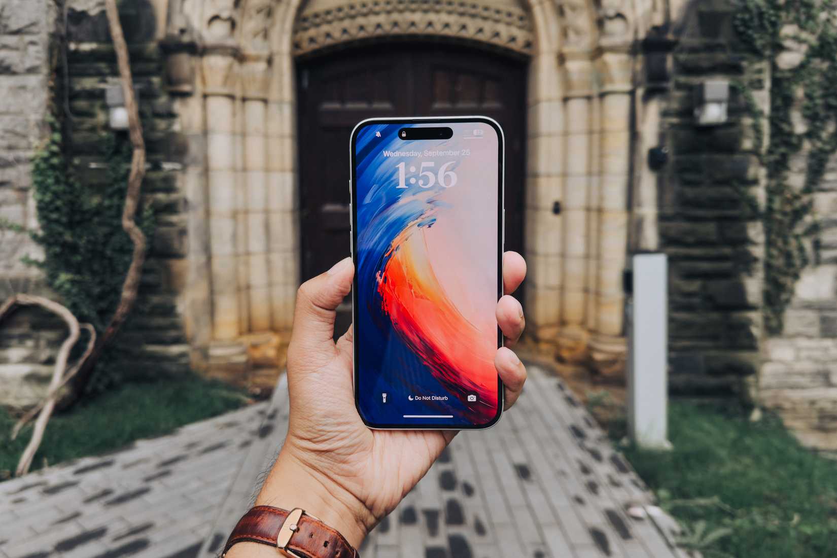 iPhone 16 Plus in mano con lo schermo rivolto verso il lato