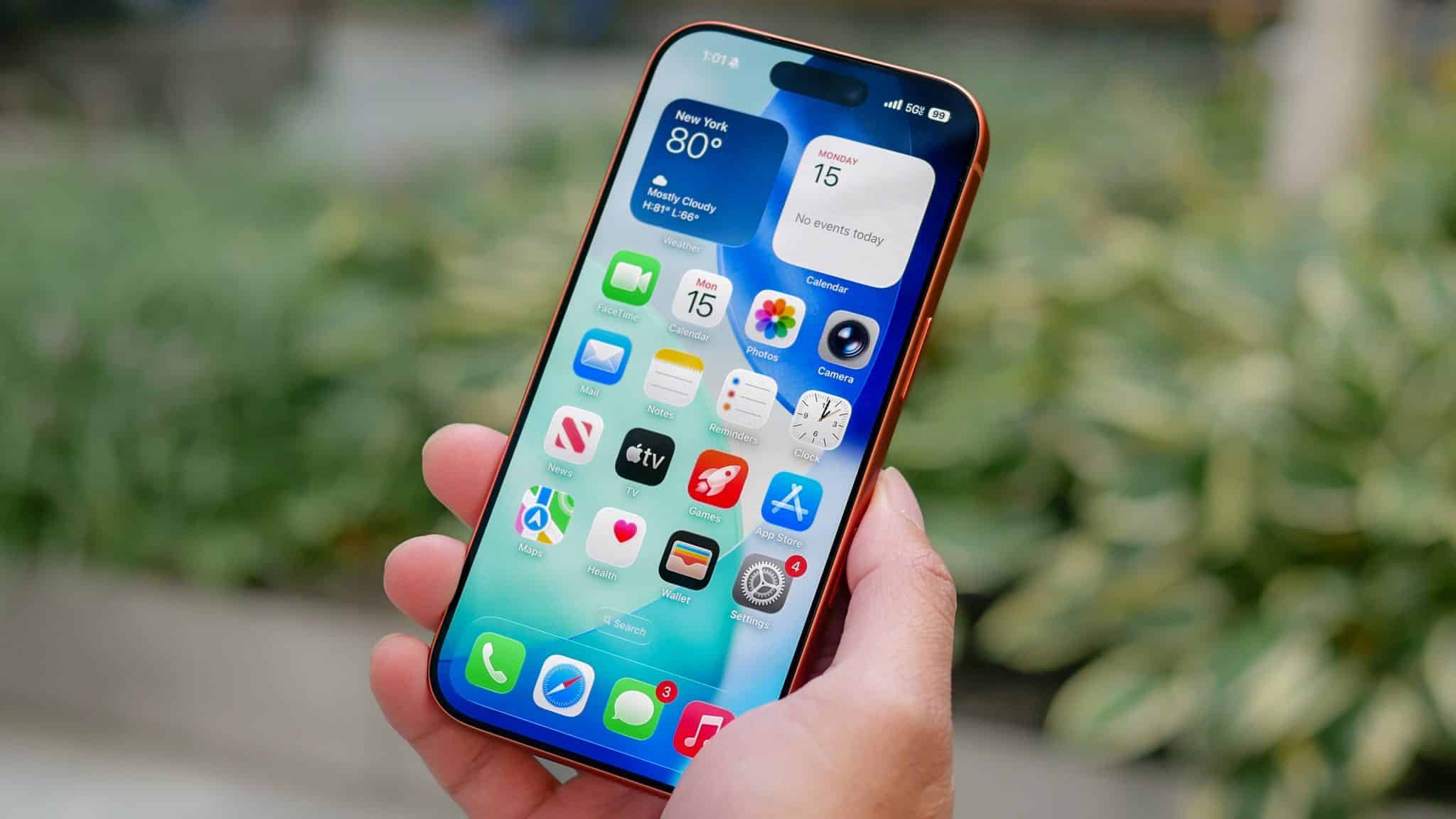 هاتف iPhone 17 Pro في اليد.