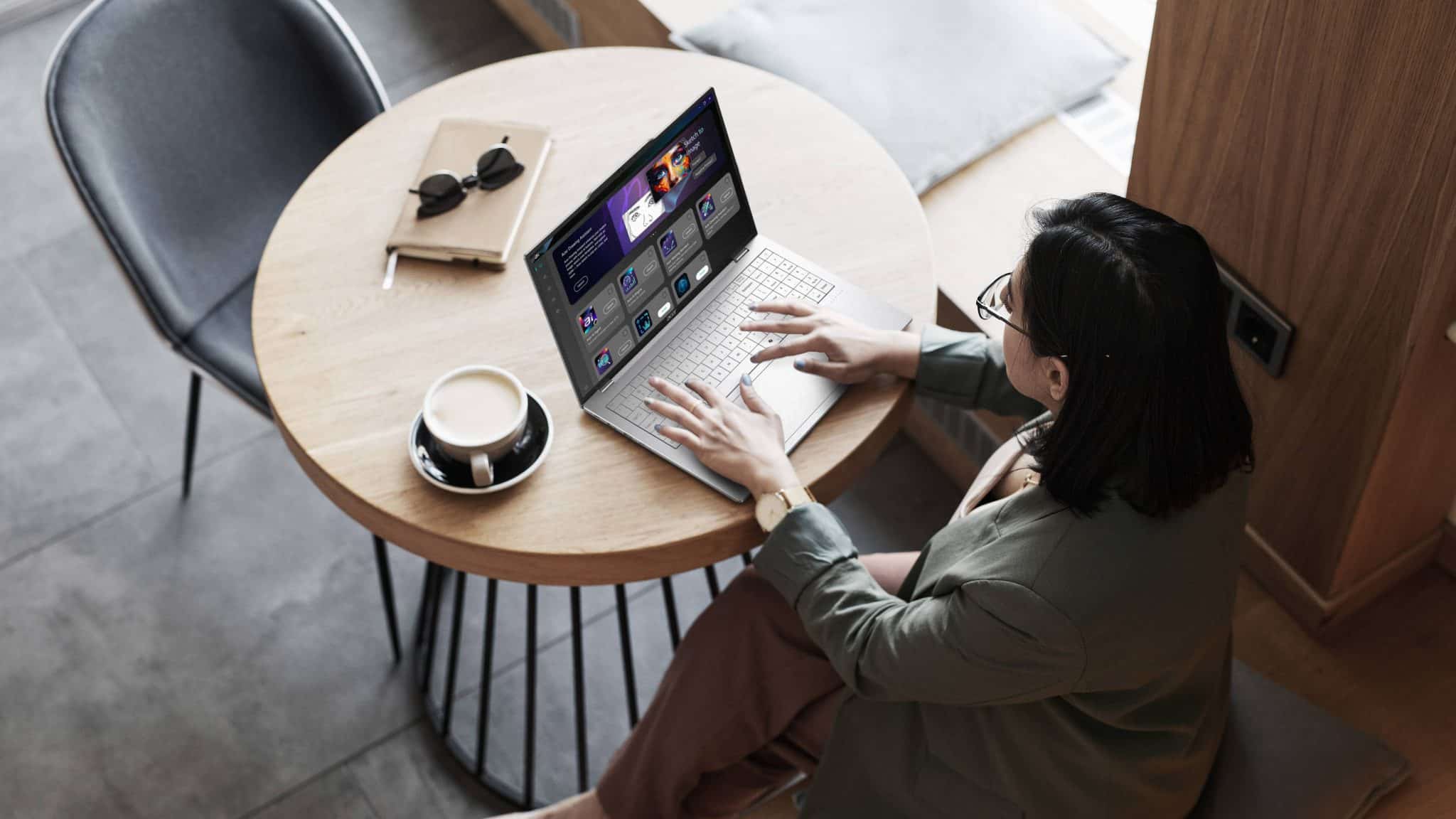 Ένα άτομο πληκτρολογεί σε ένα Acer Swift Air 16 σε ένα τραπέζι με καφέ και ποτήρια.