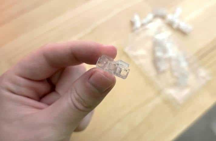 手持帶有線連接器的 LED 燈帶
