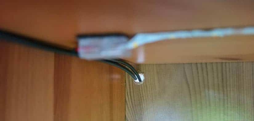 在展示塔背面鑽孔