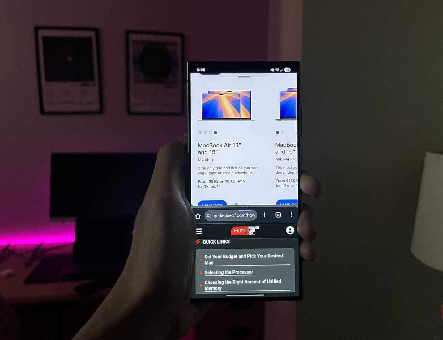 شخص يحمل هاتف Samsung Galaxy S24 Ultra مع فتح Google Chrome و Samsung Internet في وضع تقسيم الشاشة