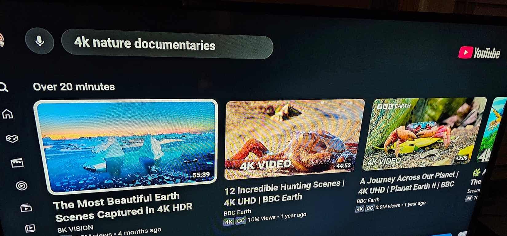 تلفزيون ذكي من Vizio مفتوح على تطبيق يوتيوب، مع قائمة بالأفلام الوثائقية عن الطبيعة للمشاهدة.