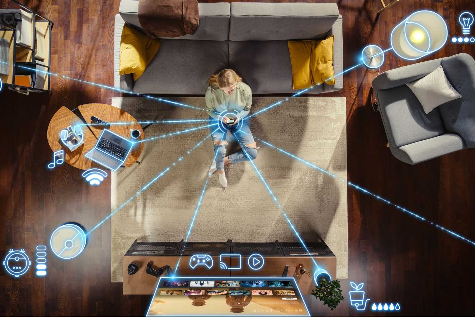 Donna che utilizza dispositivi per la casa intelligente con linee tracciate tra il suo smartphone e più dispositivi