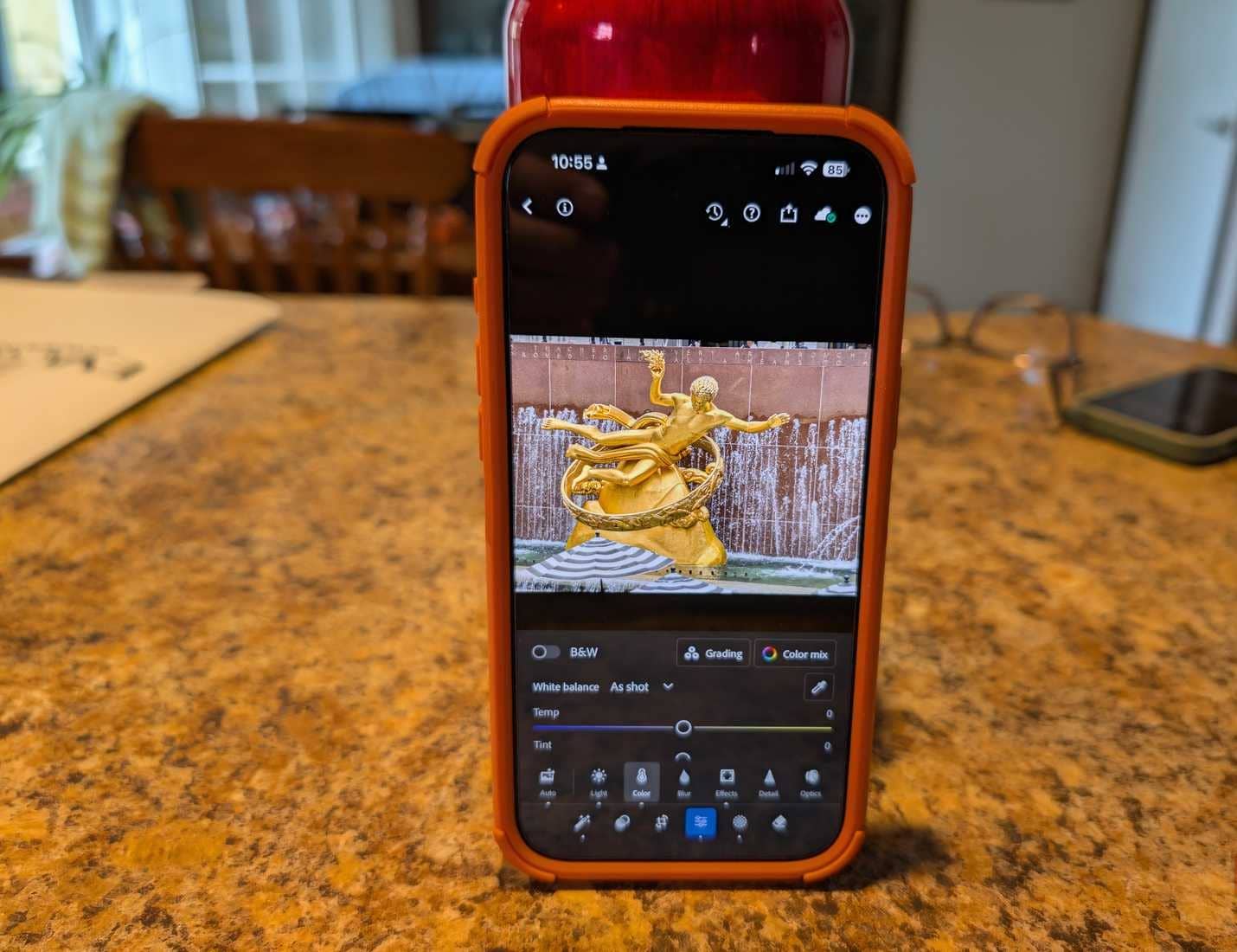 Adobe Lightroom Mobile mostrato su iPhone 17 Pro Max in una cucina.