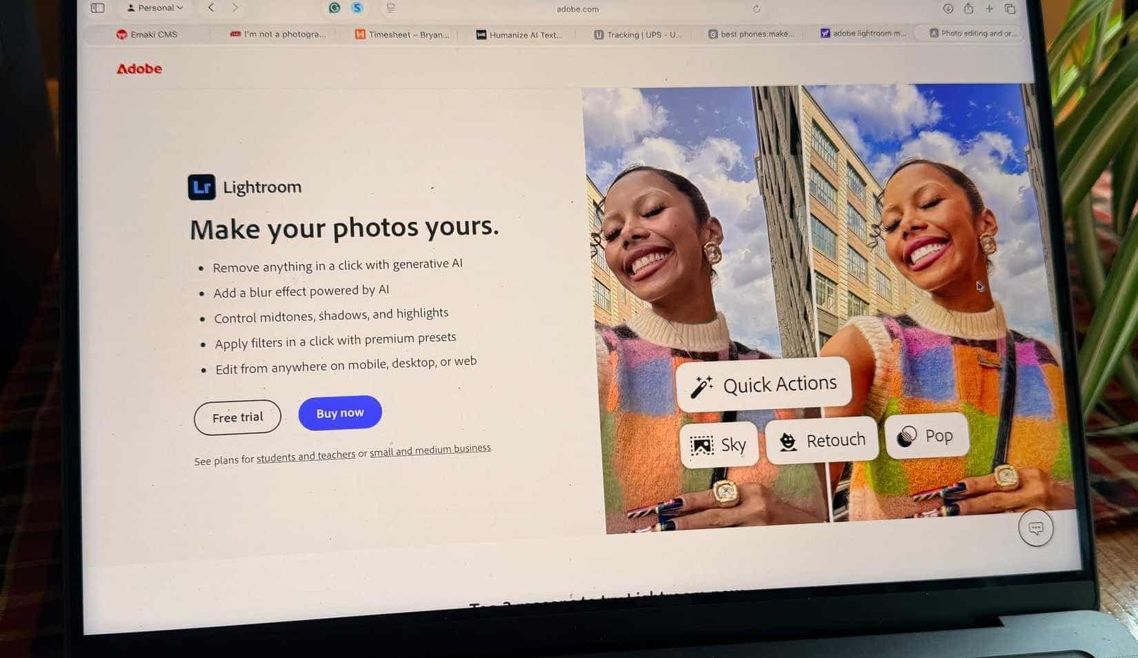 Un MacBook Pro che visualizza un sito web con le opzioni di Adobe Lightroom.
