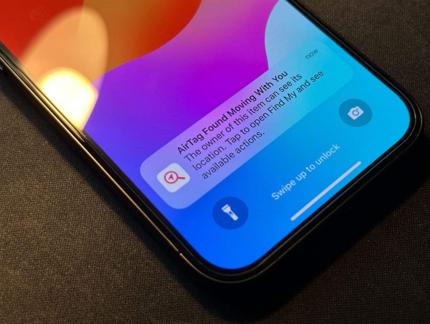 AirTag가 iPhone 화면에서 알림이 함께 움직이는 것을 발견했습니다.