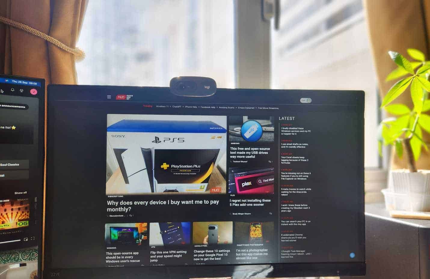 Ampia illuminazione dell'ufficio grazie a una grande finestra.