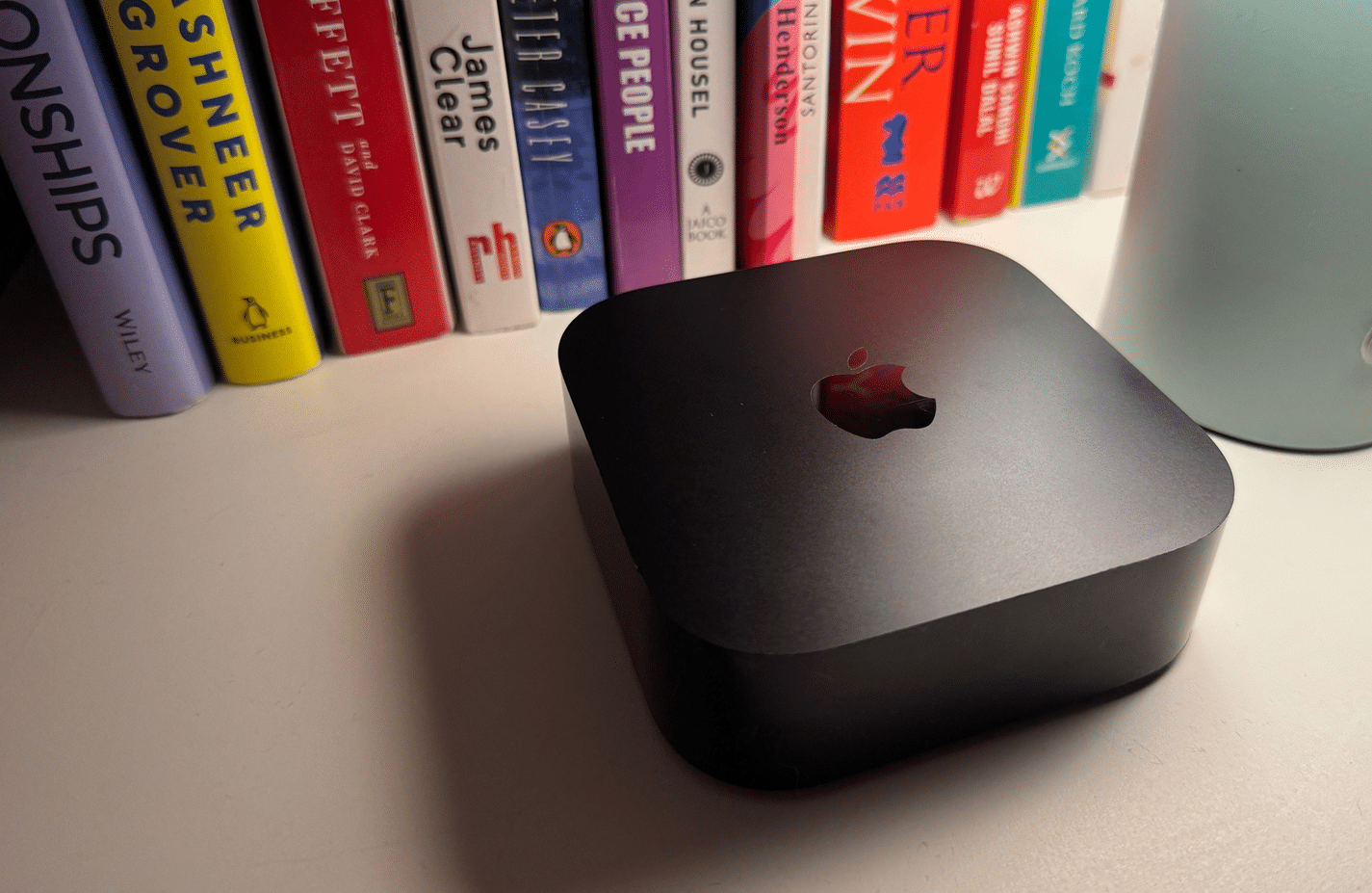 Apple TV mit einigen Büchern im Hintergrund