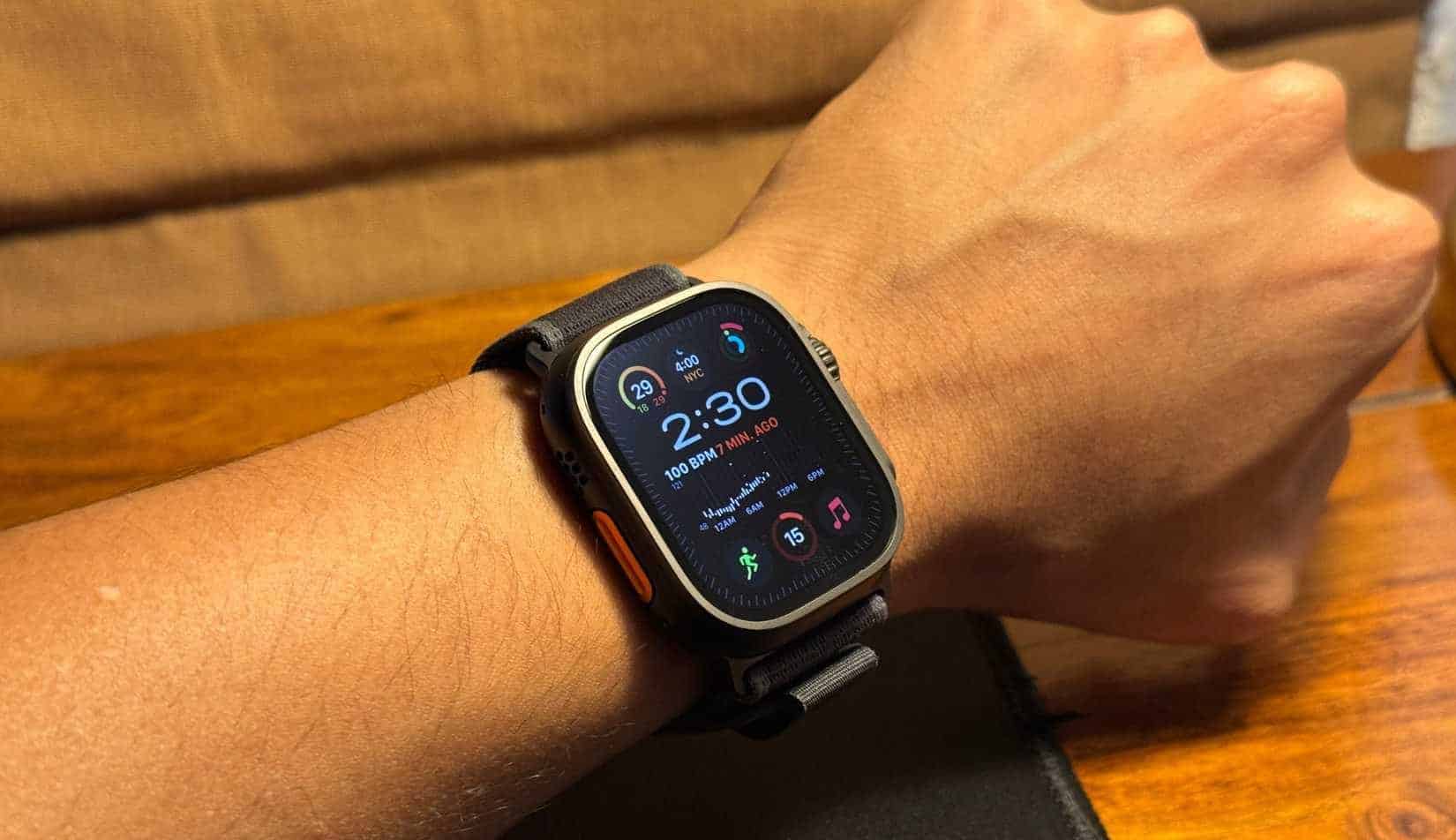 Apple Watch Ultra 2 Black Titanium am Handgelenk