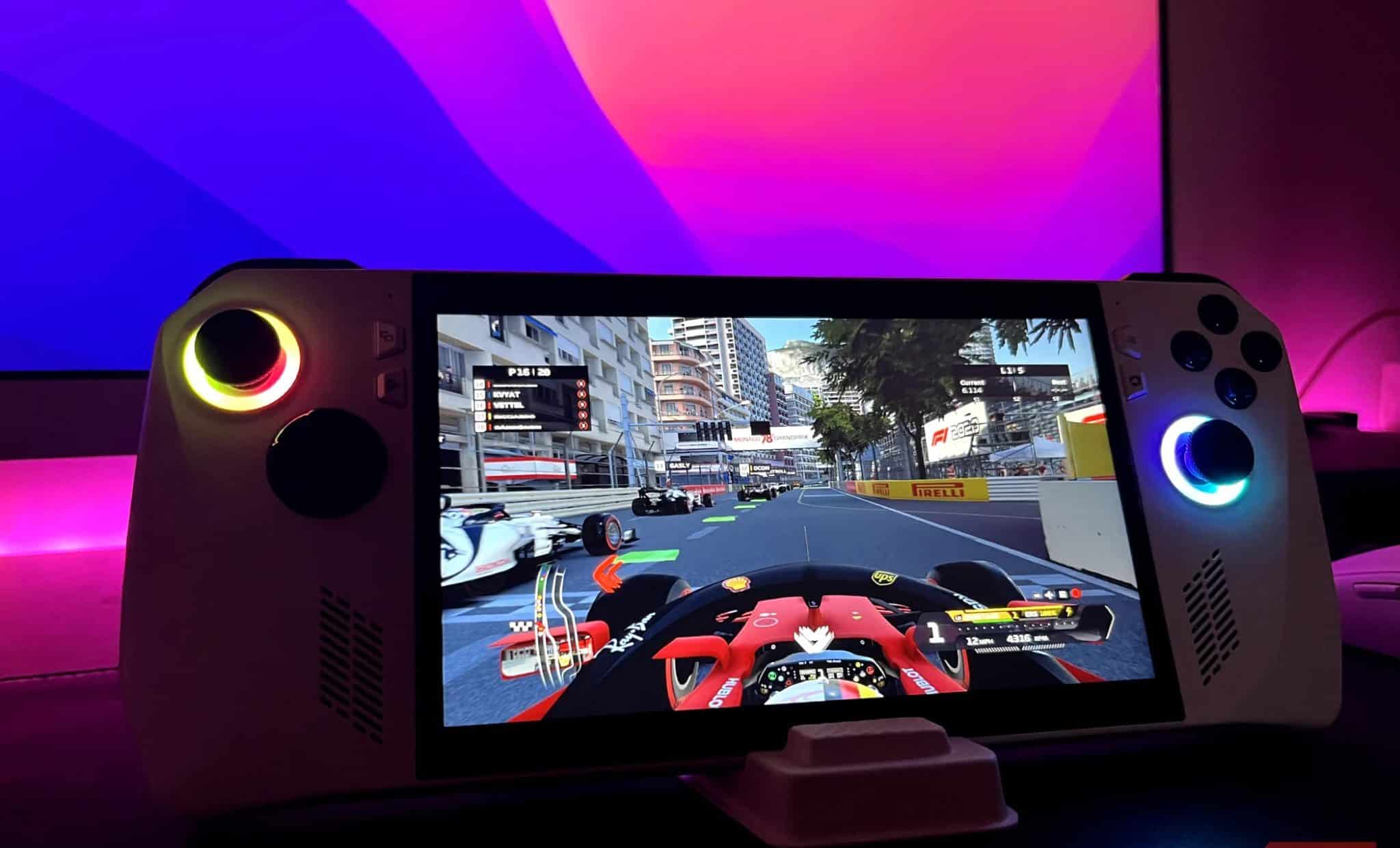 Arka planda bir monitör bulunan bir stand üzerinde ASUS ROG Ally