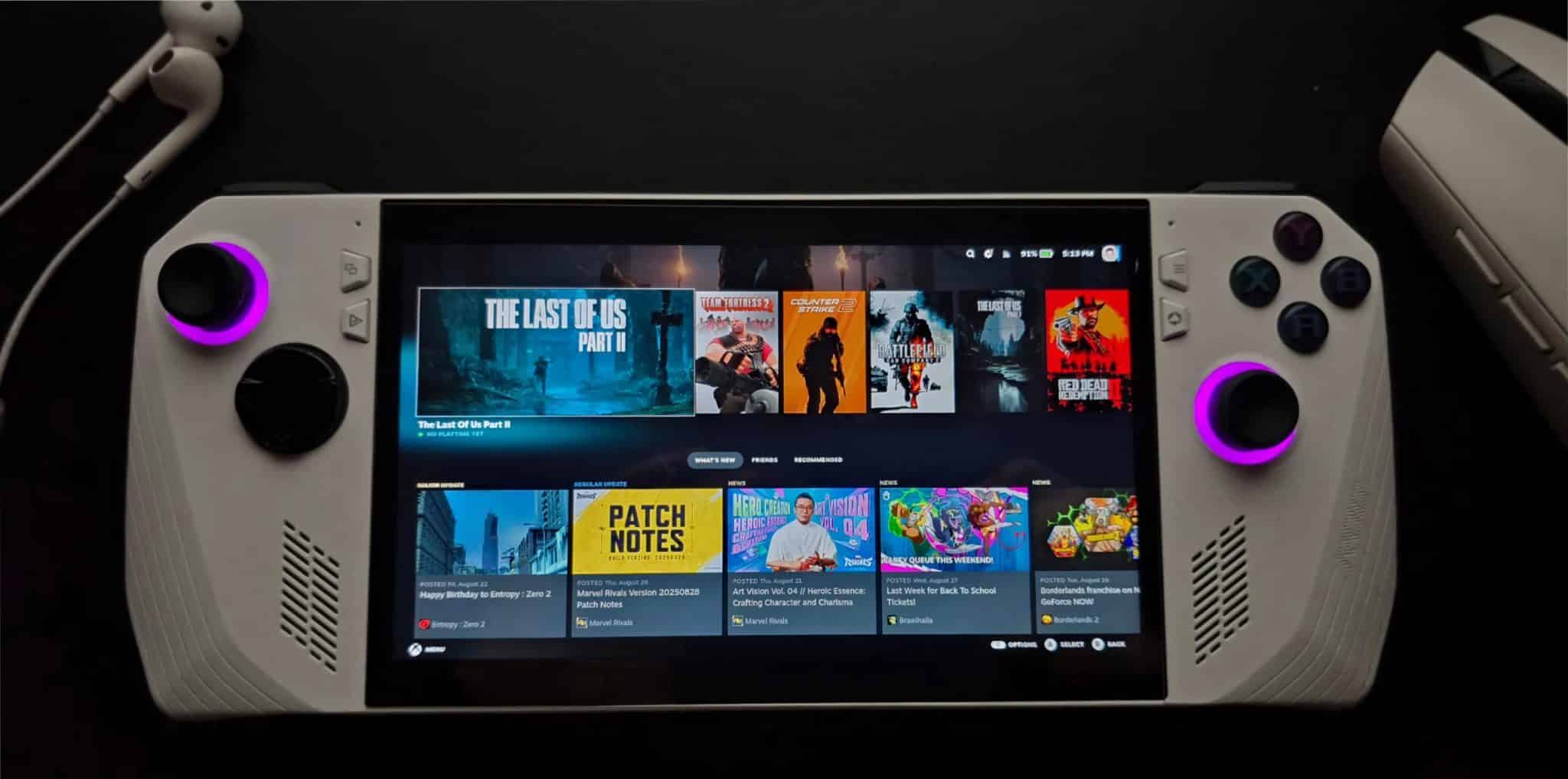 Arka planda kulaklık ve fareyle SteamOS çalıştıran ASUS ROG Ally