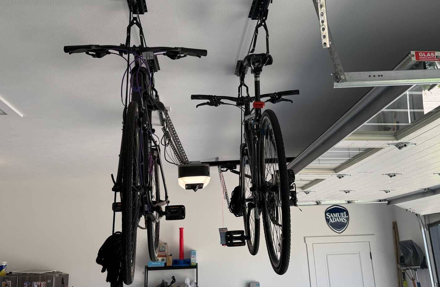 Bicicletas suspendidas del techo con puerta superior que se abre