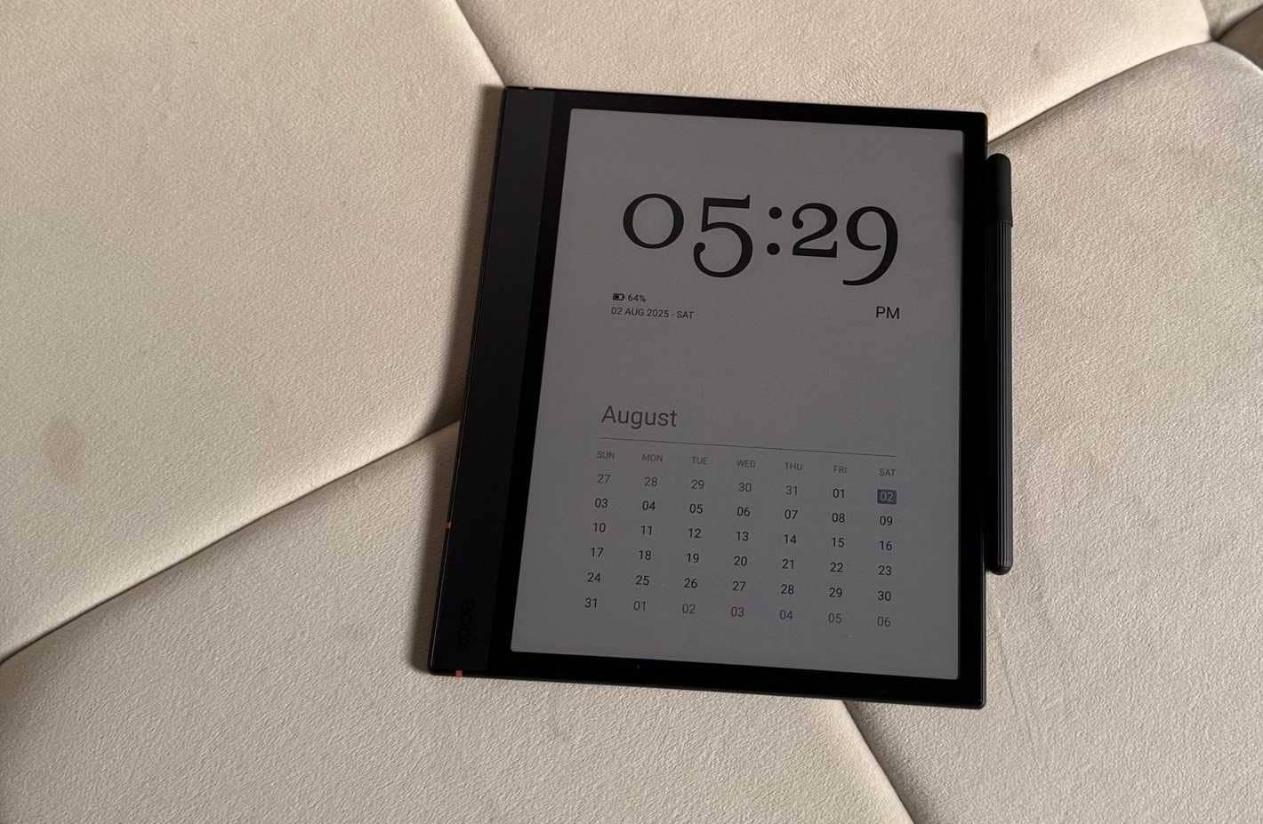 Boox Note Air 4C su un divano