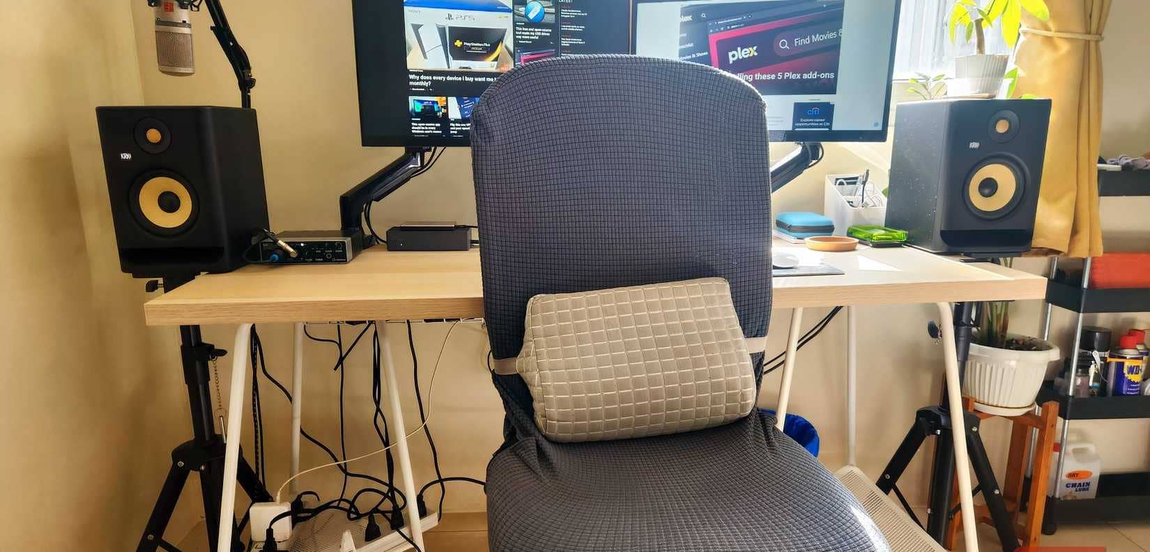 Sedia da ufficio con cuscino extra per il supporto lombare.