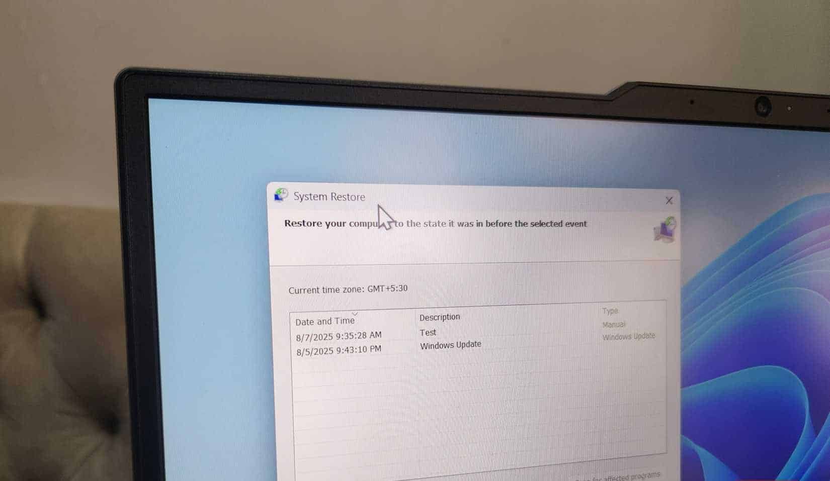 Primo piano di un computer portatile che visualizza la finestra Ripristino configurazione di sistema.
