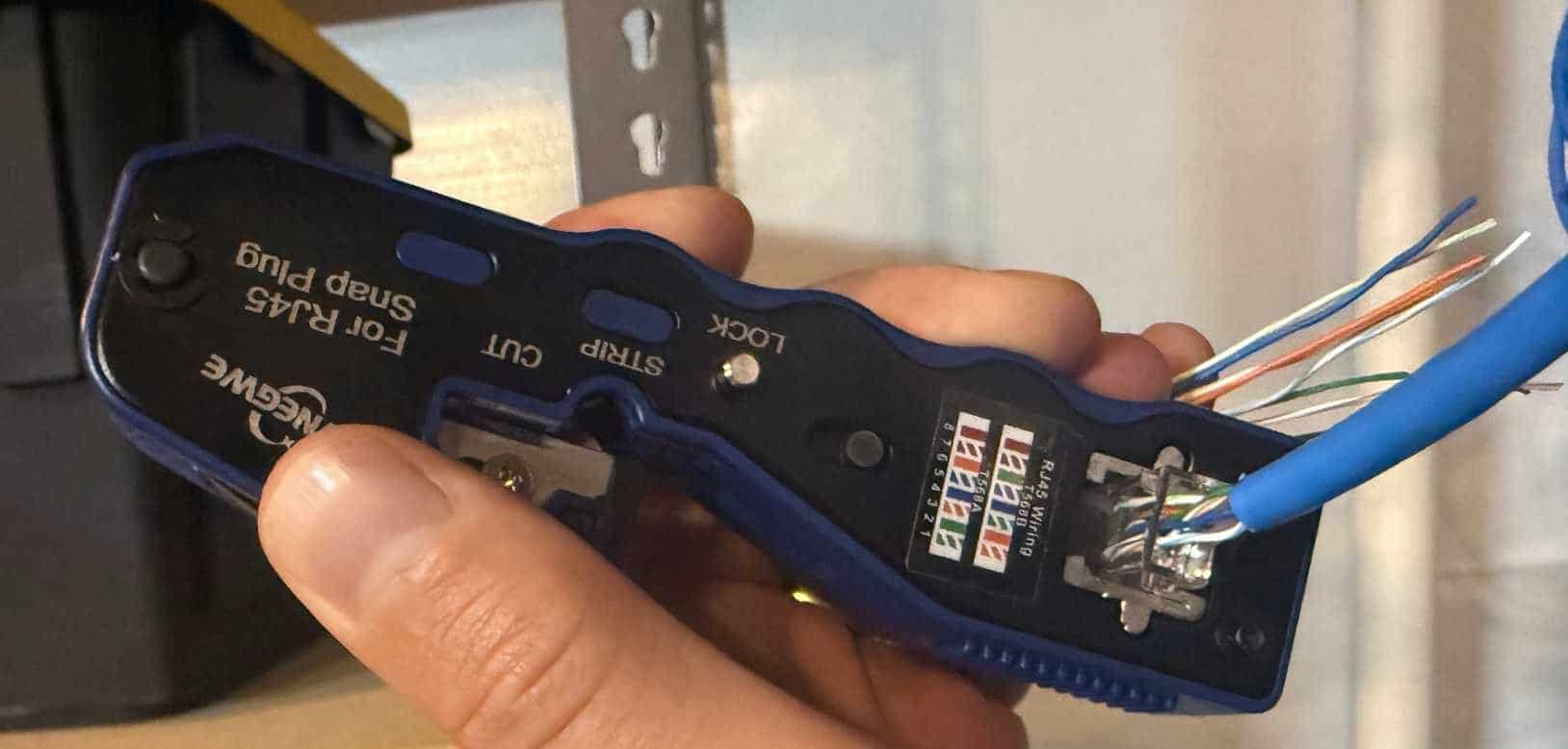 使用手持壓接工具壓接乙太網路電纜