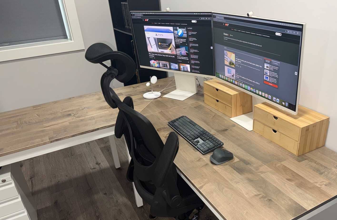 Biurko z 2 białymi monitorami Samsung, klawiaturą i myszą