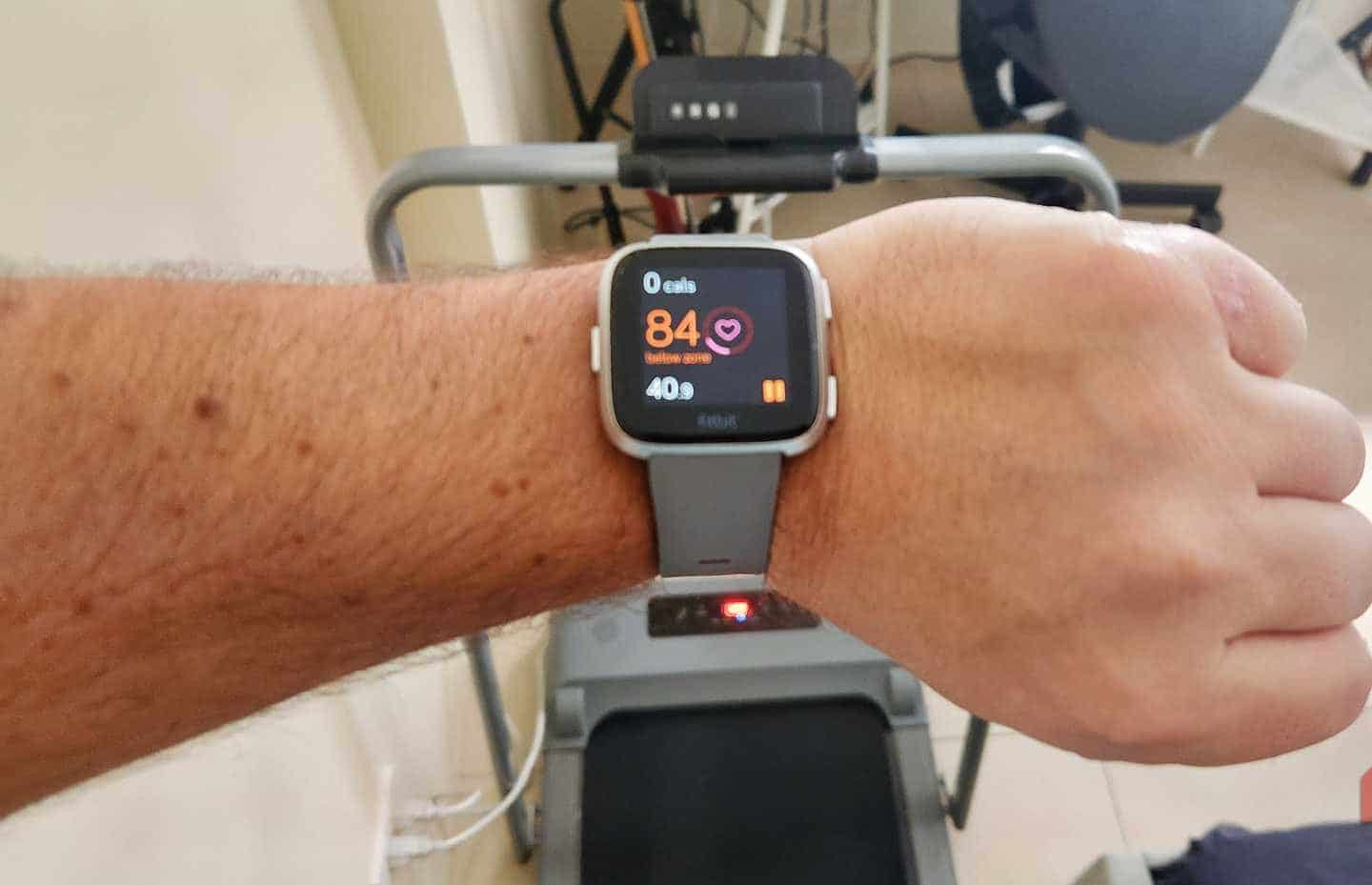 Orologio fitness FitBit posizionato sopra un tapis roulant.