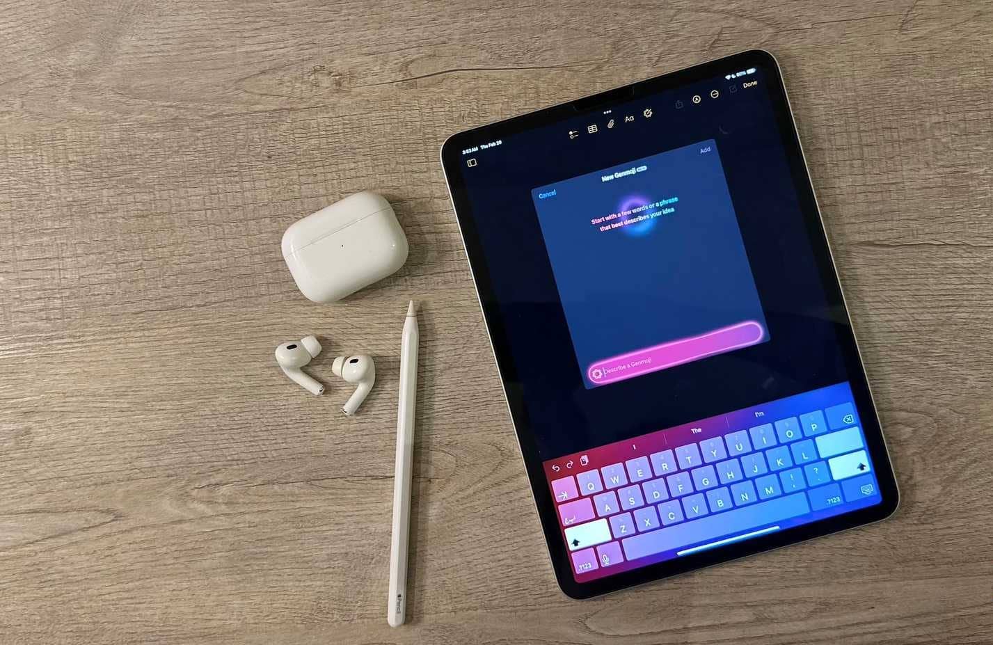 iPad 上的 Genmoji 螢幕,旁邊是 AirPods 和 Apple Pencil