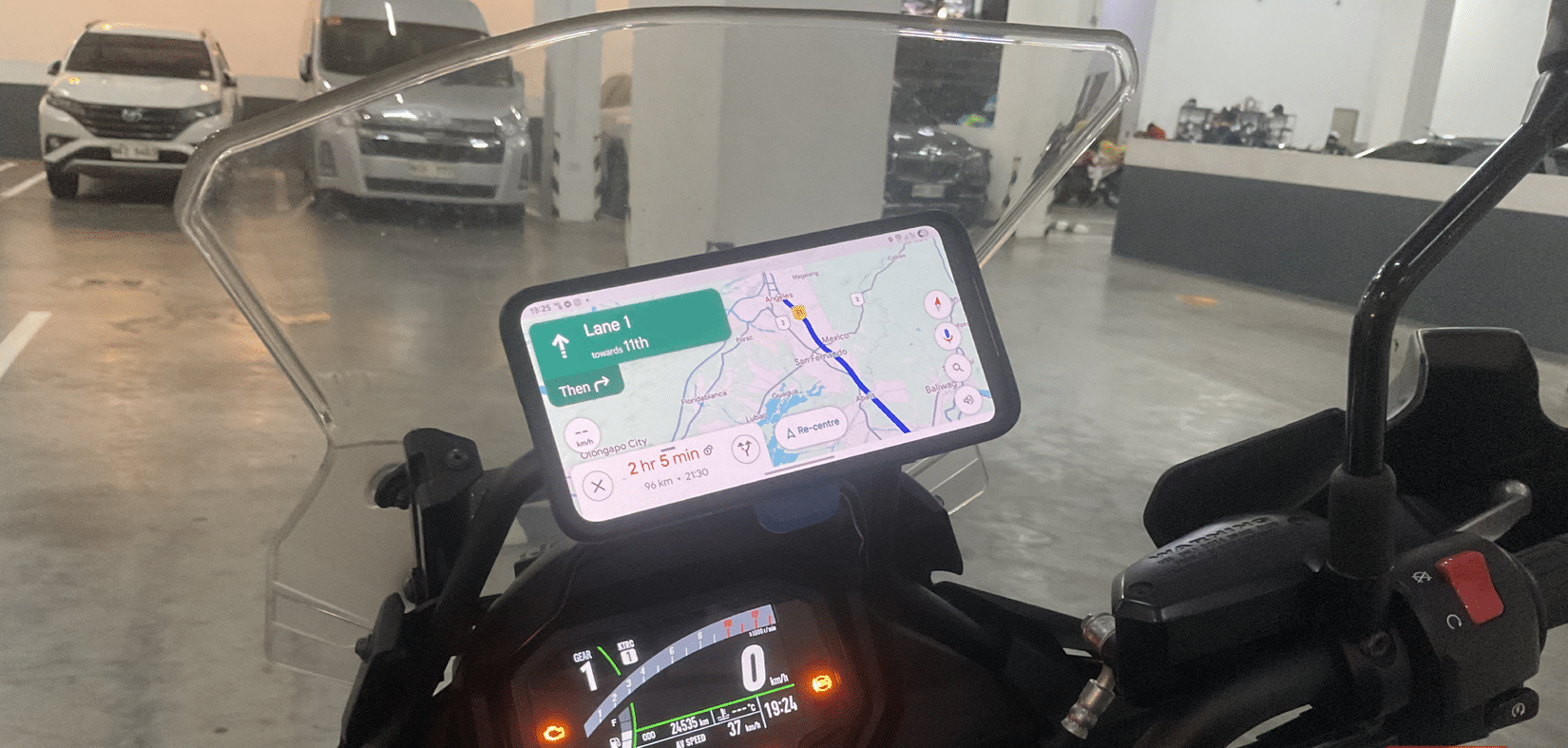 Google Maps installato sul cruscotto di una motocicletta.