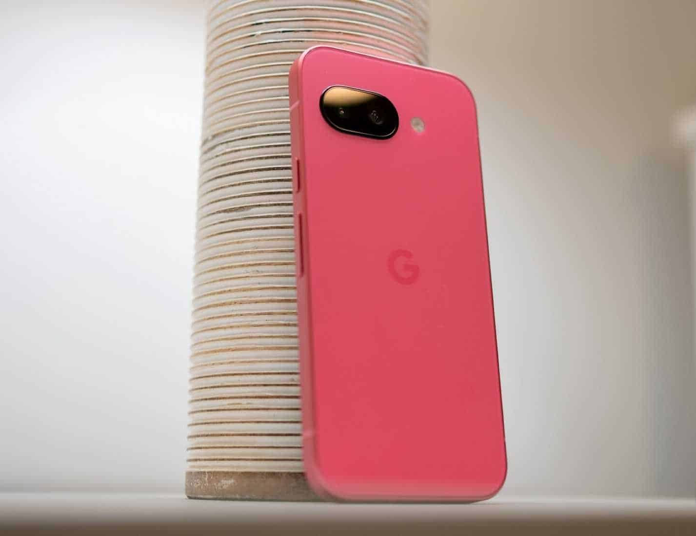 테이블 위에 놓인 Google Pixel 9a가 휴대폰 뒷면을 보여주고 있습니다.