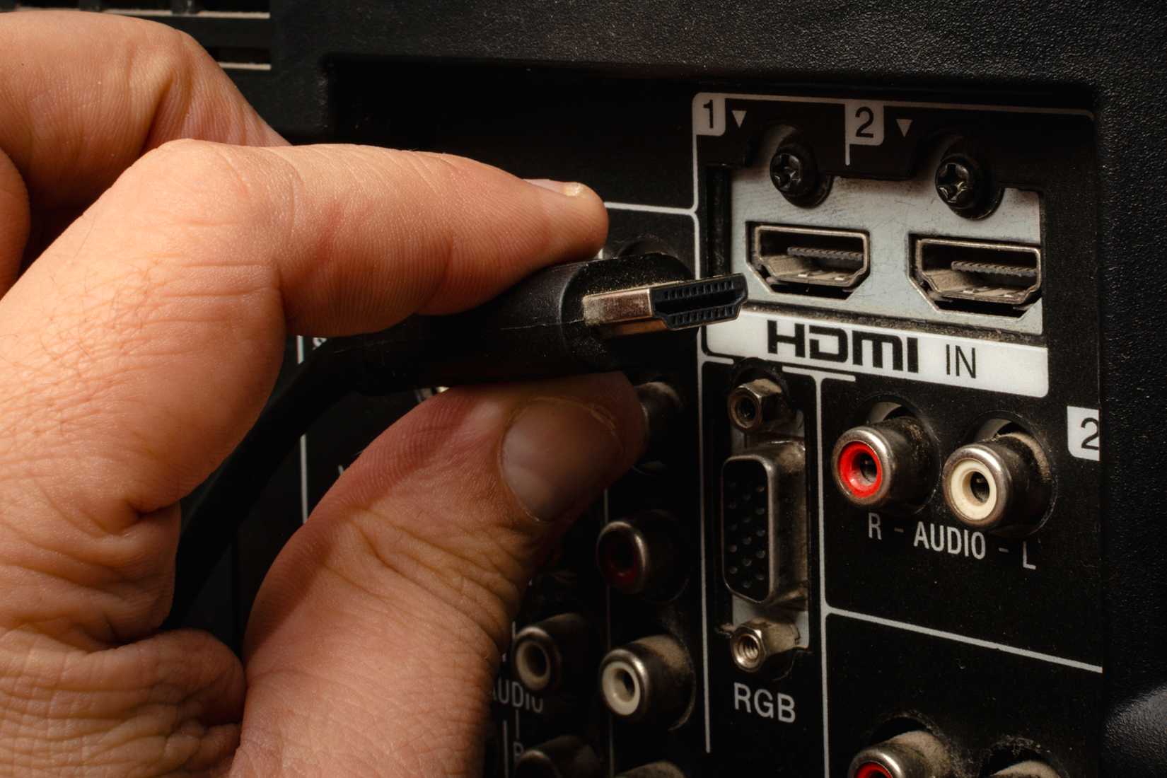 TV 뒷면 HDMI 포트에 HDMI 케이블 삽입