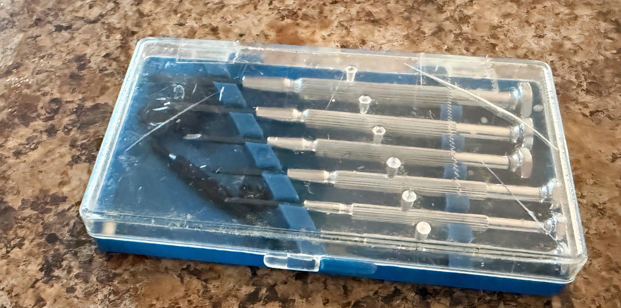 一個裝滿家用小型螺絲起子的盒子。
