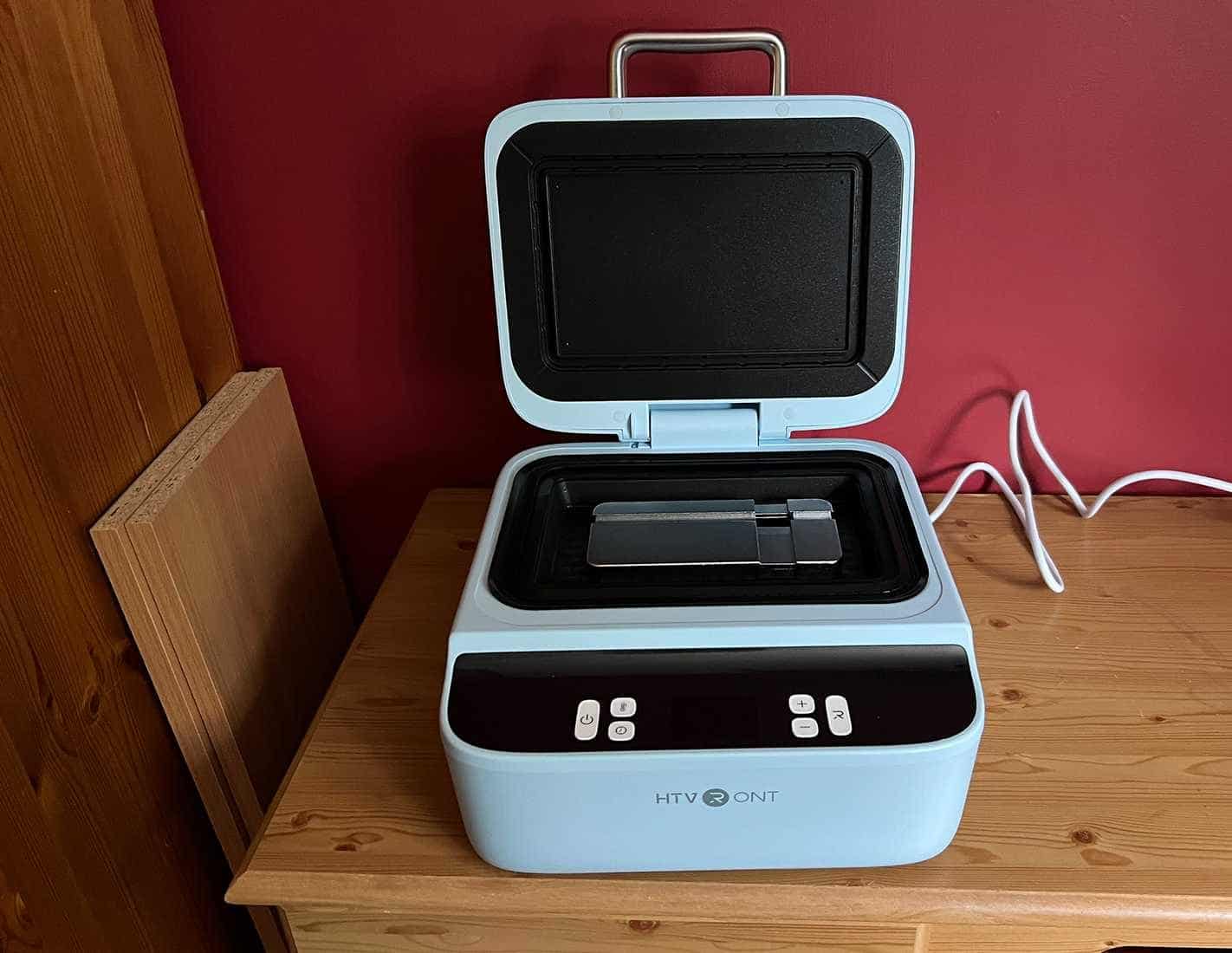 Prensa térmica para carcasa de teléfono HTVRont con soporte universal para teléfono en el interior.