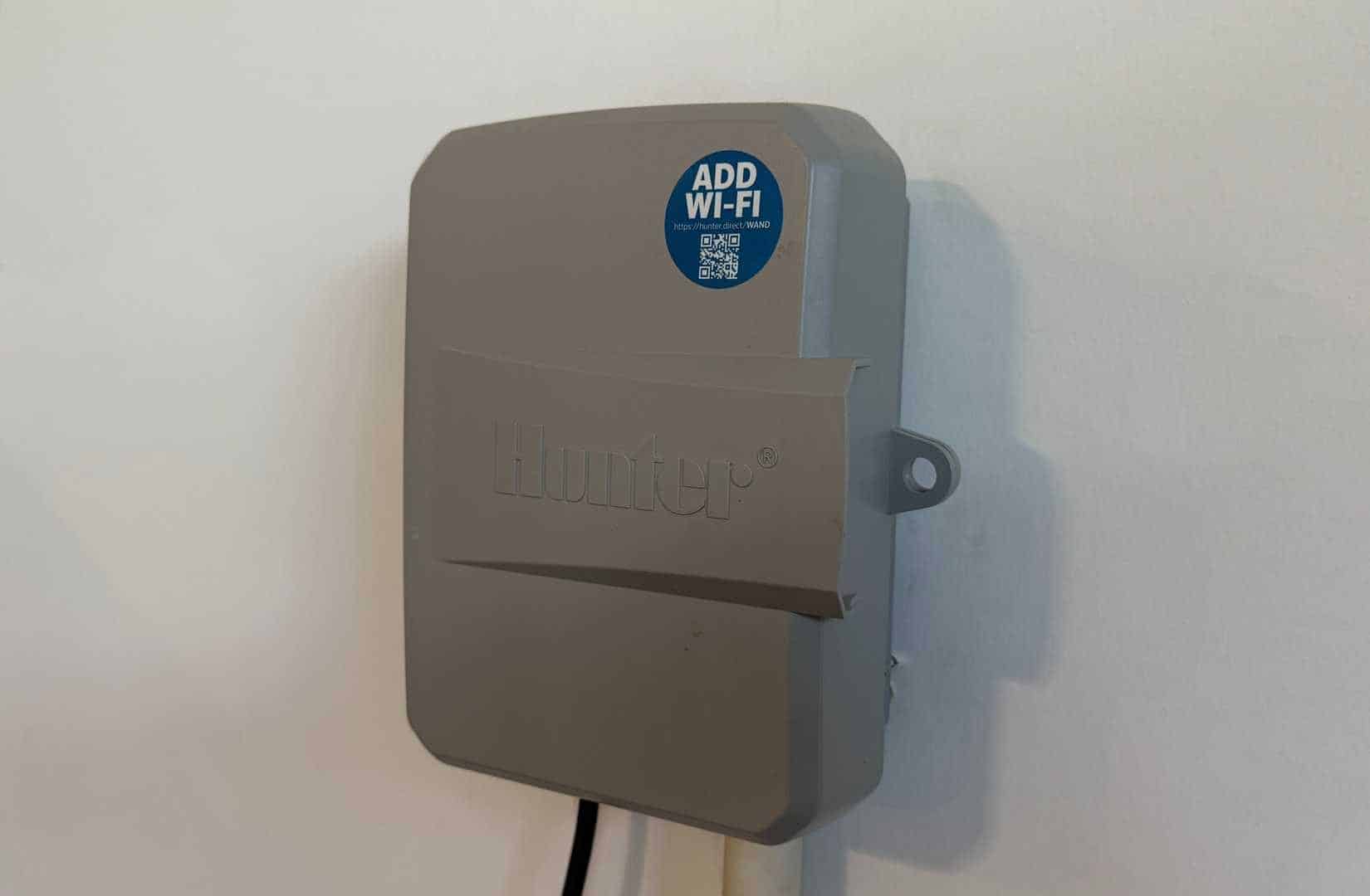 Hunter Hydrawise Sprinkler-Steuerung mit geschlossener Abdeckung
