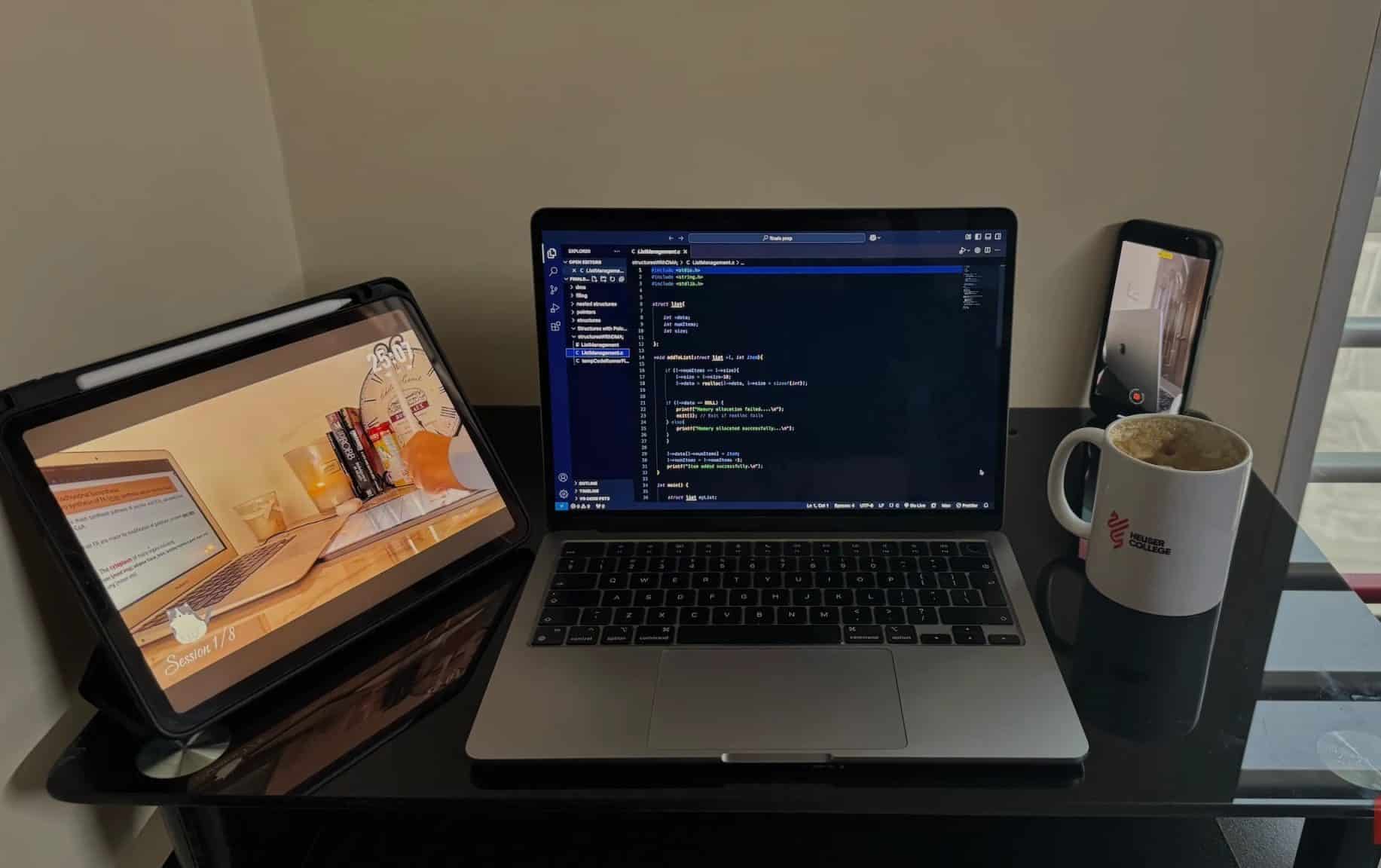 桌上的 MacBook、iPad 和手機