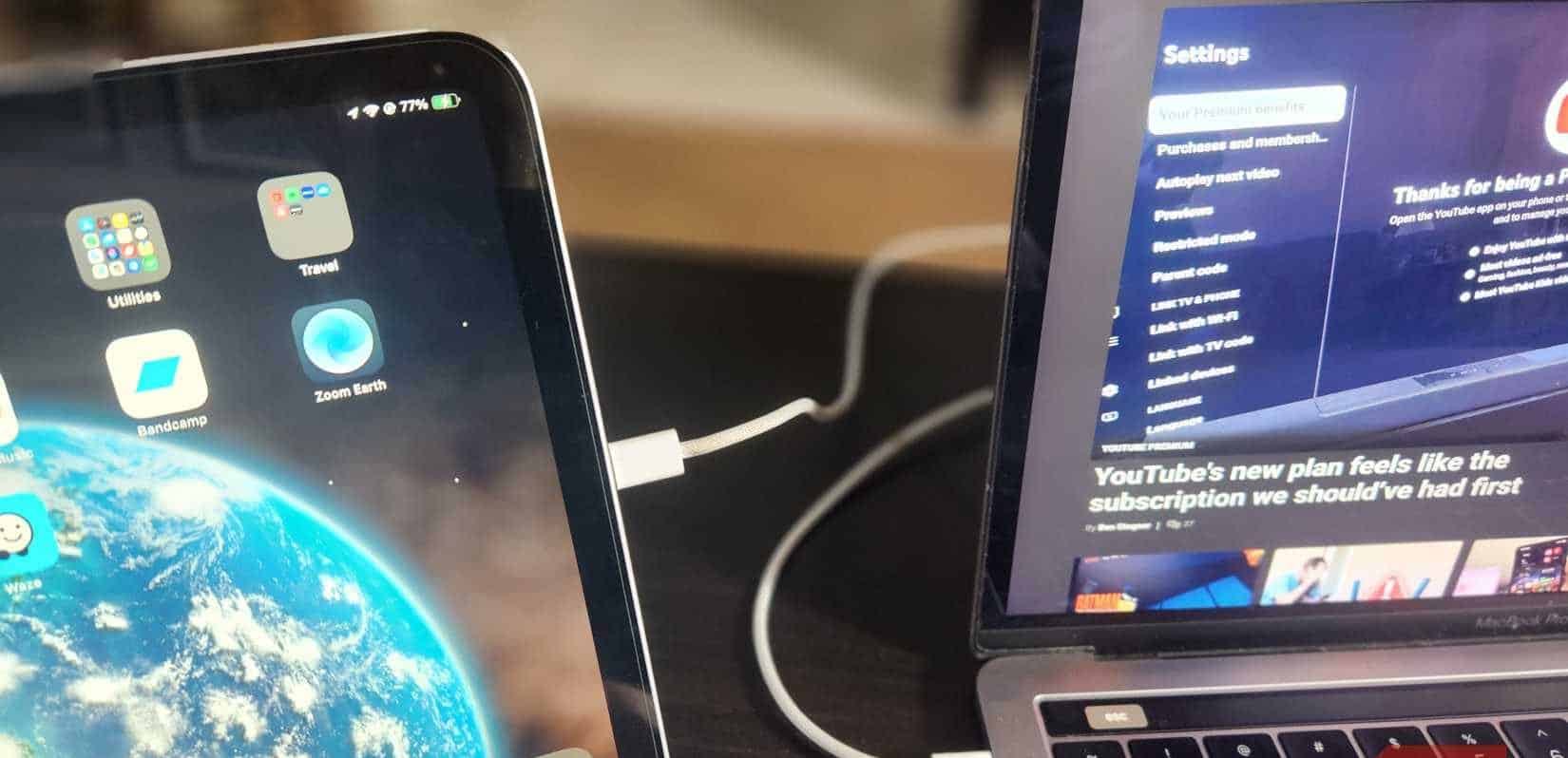 iPad und Mac mit Kabelverbindung.