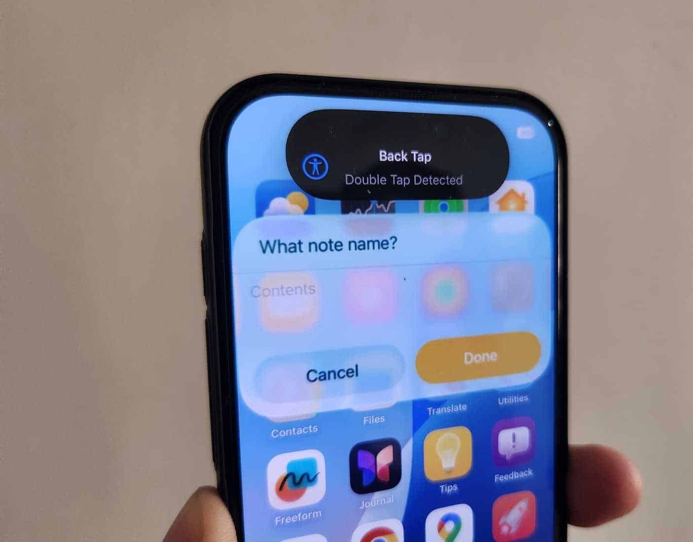 iPhone 16 Pro in der Hand mit aktiviertem Back-Tap-Alarm