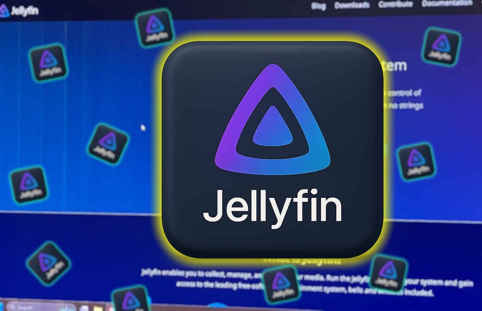 Logo Jellyfin con sfondo del sito web Jellyfin sullo schermo del computer.