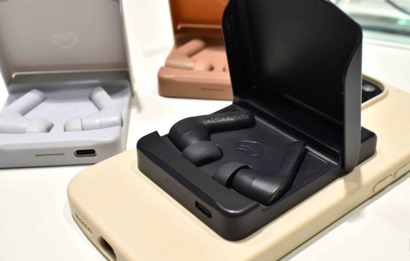 Λατρεύω τα πρώτα ακουστικά MagSafe στον κόσμο, τα οποία συνδέονται εύκολα στο πίσω μέρος του iPhone μου.