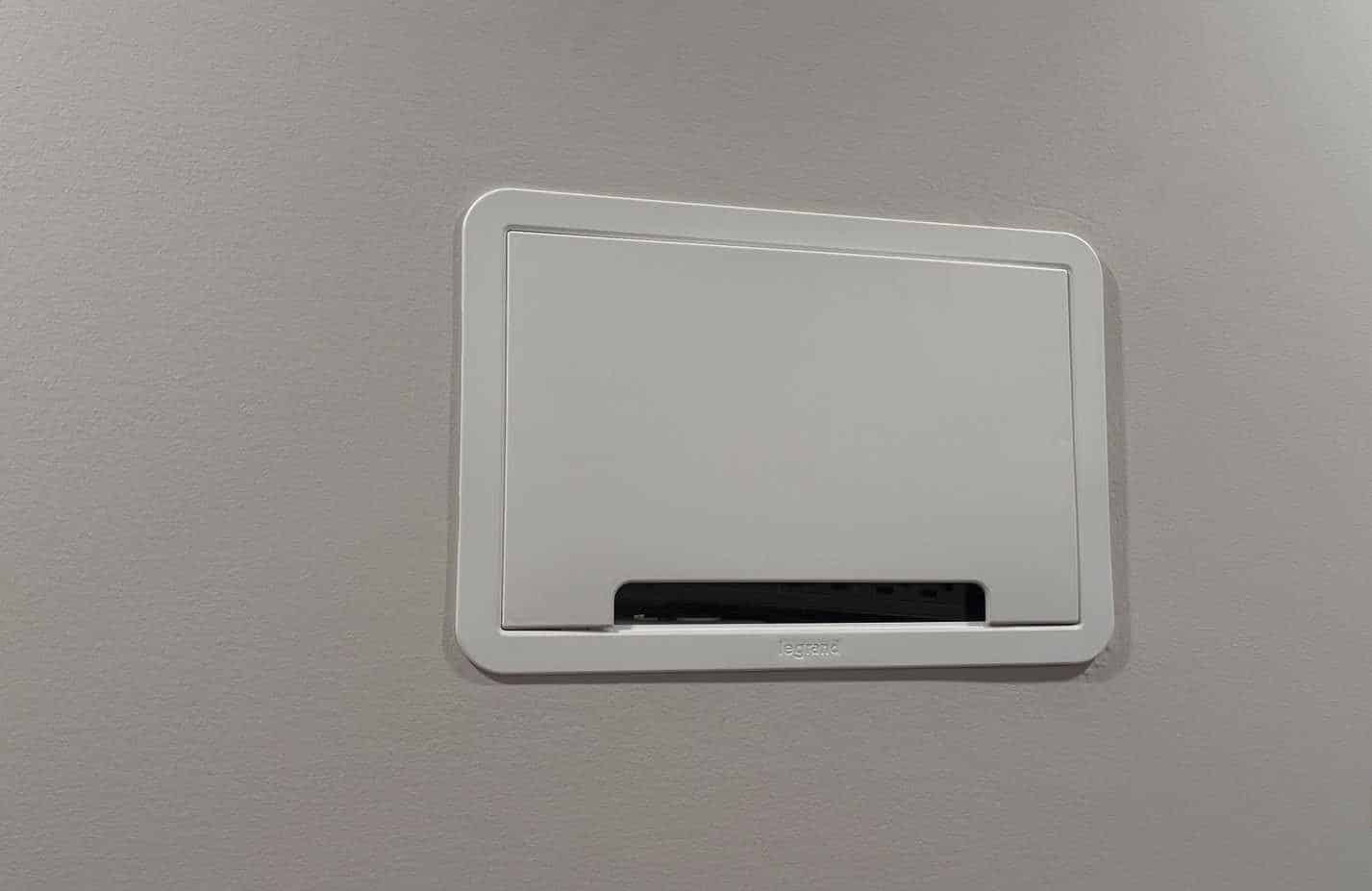 Legrand 空心電視壁盒(附蓋)