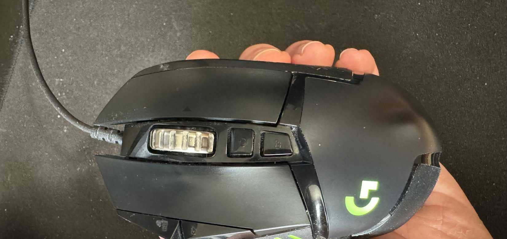 Mouse Logitech G502 da tenere in mano