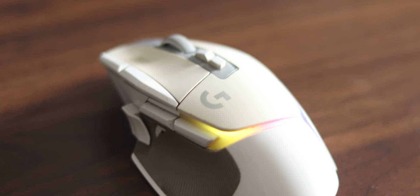 Mouse Logitech su una scrivania.