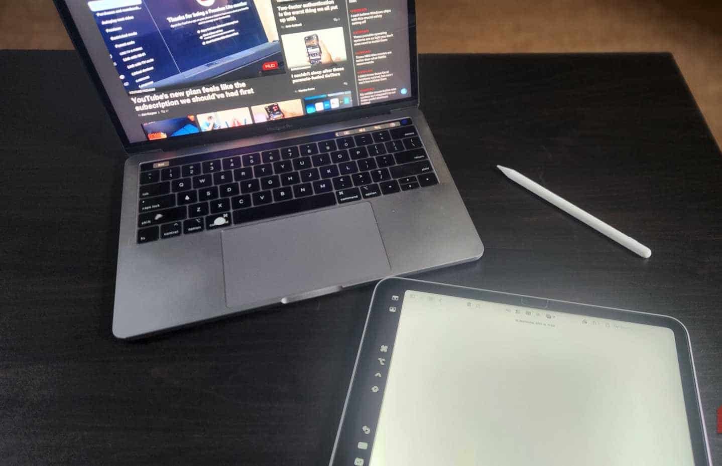 Ein Mac mit geöffneter Notepad-App auf einem iPad.